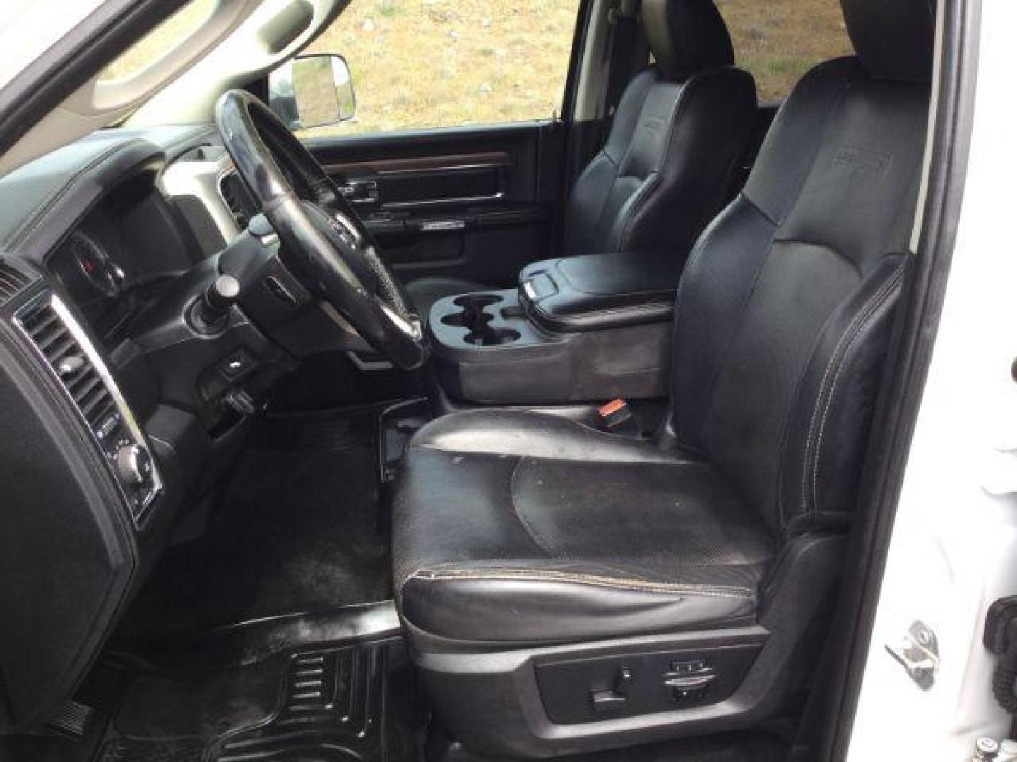 2017 Bright White /Black Ram 1500 Laramie (1C6RR7VT1HS) with an HEMI 5.7L V-8 variable valve control engine, 8-Speed Automatic transmission, located at 1801 Main Street, Lewiston, 83501, (208) 743-9371, 46.417065, -117.004799 - Photo#4