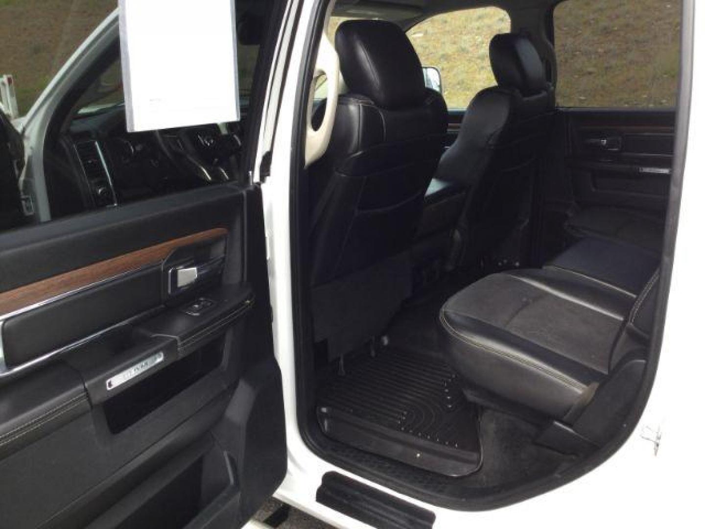 2017 Bright White /Black Ram 1500 Laramie (1C6RR7VT1HS) with an HEMI 5.7L V-8 variable valve control engine, 8-Speed Automatic transmission, located at 1801 Main Street, Lewiston, 83501, (208) 743-9371, 46.417065, -117.004799 - Photo#5