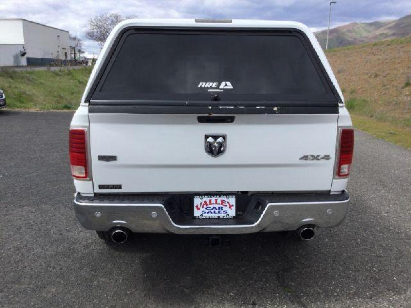 2017 Bright White /Black Ram 1500 Laramie (1C6RR7VT1HS) with an HEMI 5.7L V-8 variable valve control engine, 8-Speed Automatic transmission, located at 1801 Main Street, Lewiston, 83501, (208) 743-9371, 46.417065, -117.004799 - Photo#6