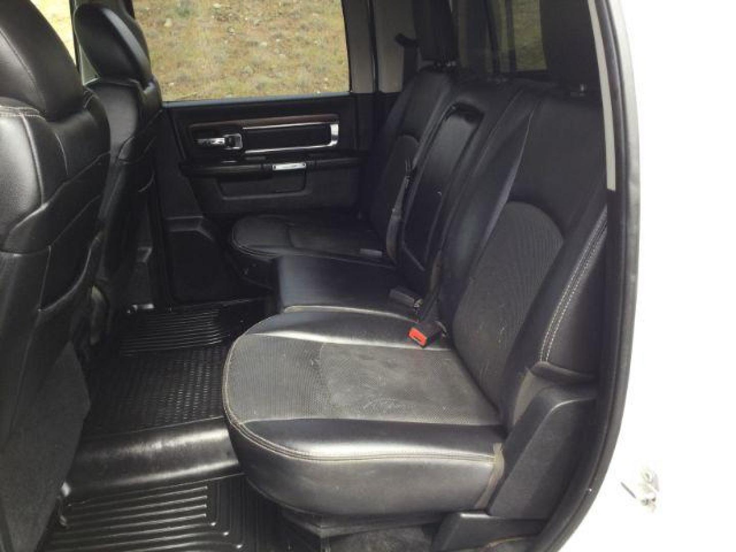 2017 Bright White /Black Ram 1500 Laramie (1C6RR7VT1HS) with an HEMI 5.7L V-8 variable valve control engine, 8-Speed Automatic transmission, located at 1801 Main Street, Lewiston, 83501, (208) 743-9371, 46.417065, -117.004799 - Photo#7