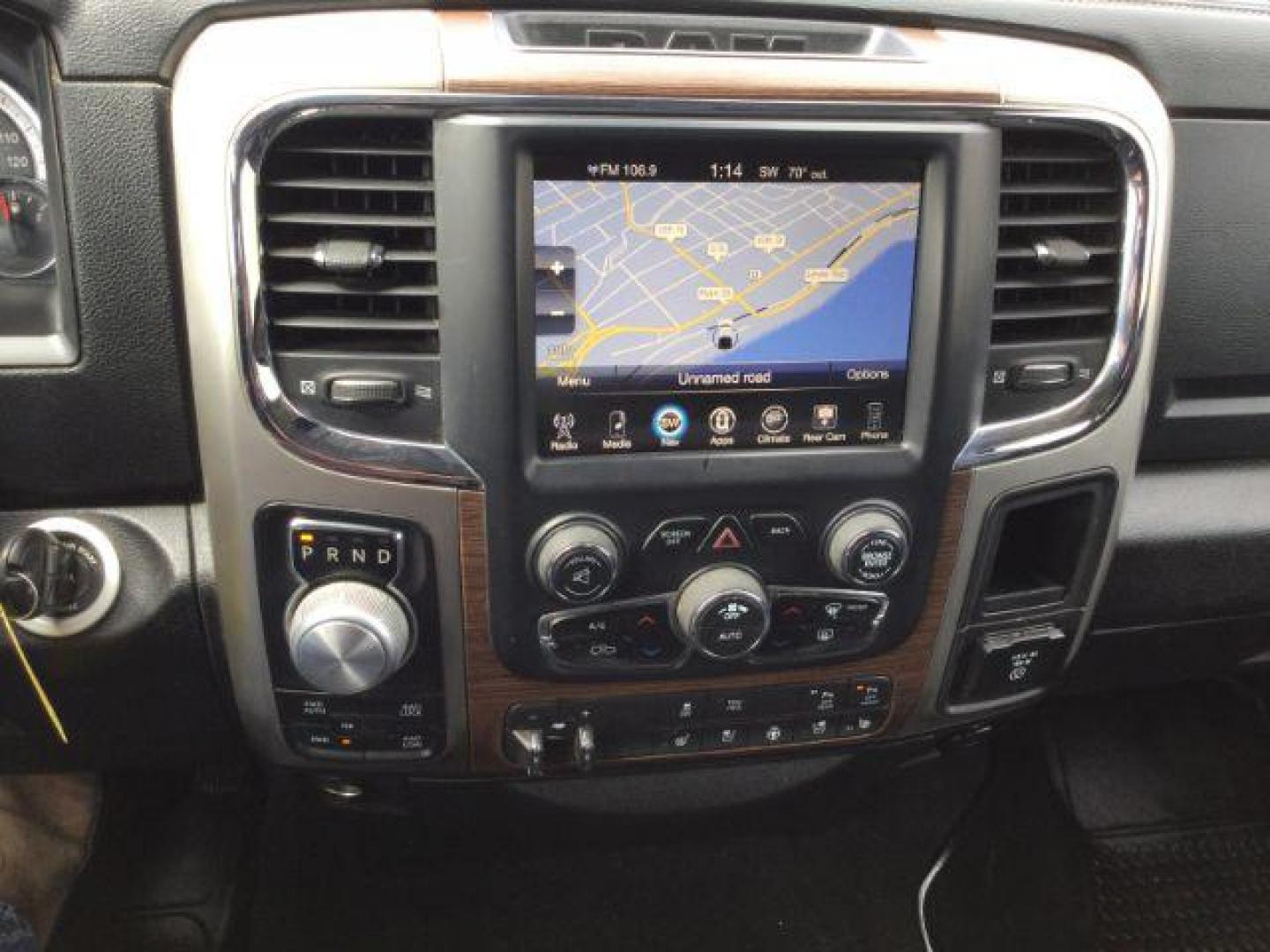 2017 Bright White /Black Ram 1500 Laramie (1C6RR7VT1HS) with an HEMI 5.7L V-8 variable valve control engine, 8-Speed Automatic transmission, located at 1801 Main Street, Lewiston, 83501, (208) 743-9371, 46.417065, -117.004799 - Photo#8