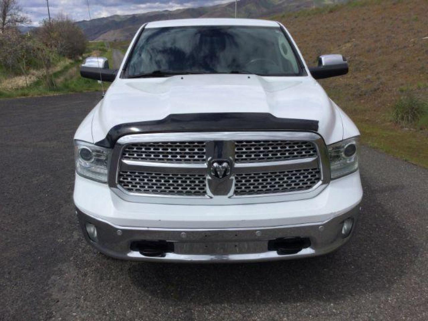 2017 Bright White /Black Ram 1500 Laramie (1C6RR7VT1HS) with an HEMI 5.7L V-8 variable valve control engine, 8-Speed Automatic transmission, located at 1801 Main Street, Lewiston, 83501, (208) 743-9371, 46.417065, -117.004799 - Photo#10