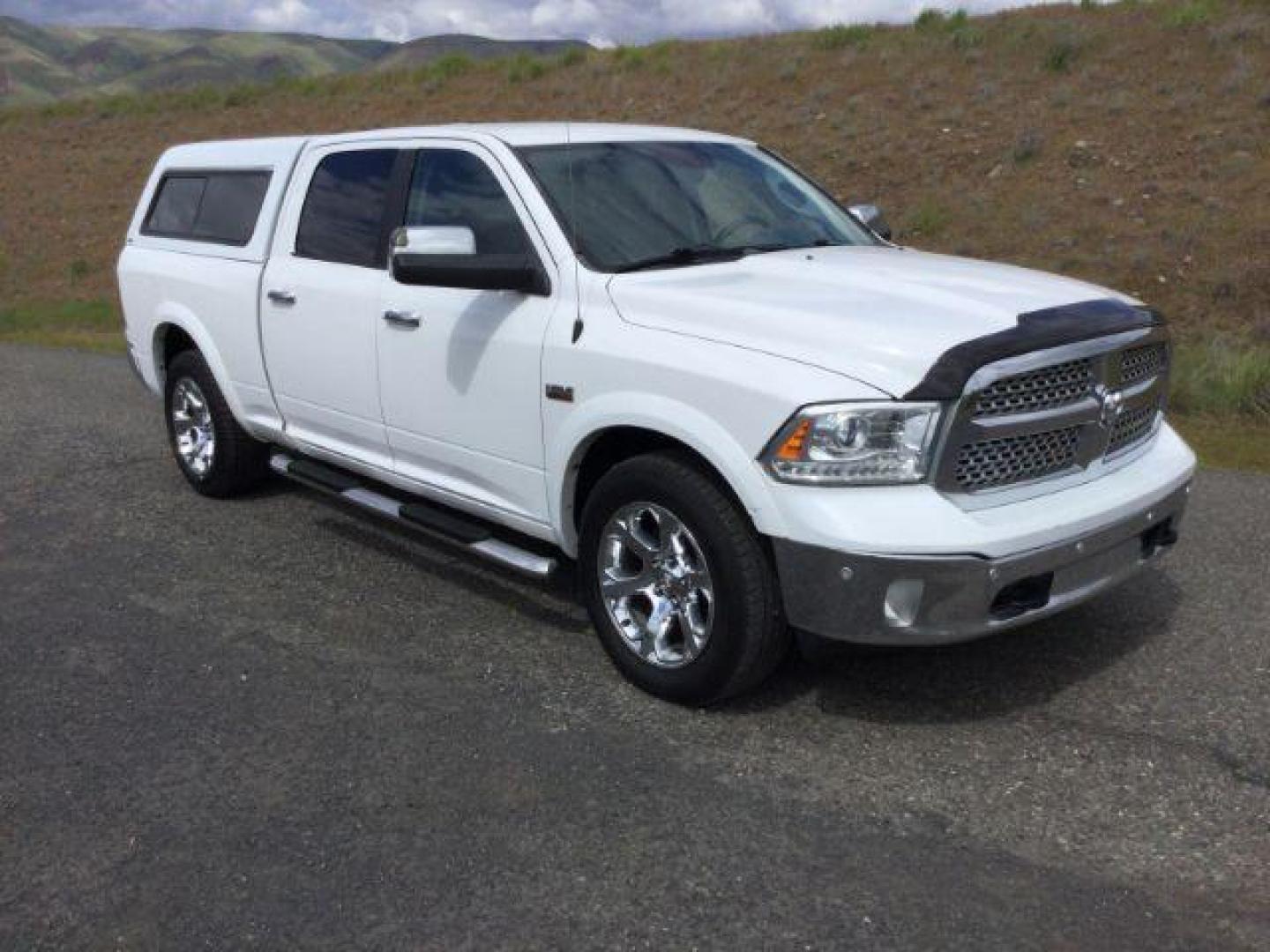 2017 Bright White /Black Ram 1500 Laramie (1C6RR7VT1HS) with an HEMI 5.7L V-8 variable valve control engine, 8-Speed Automatic transmission, located at 1801 Main Street, Lewiston, 83501, (208) 743-9371, 46.417065, -117.004799 - Photo#11