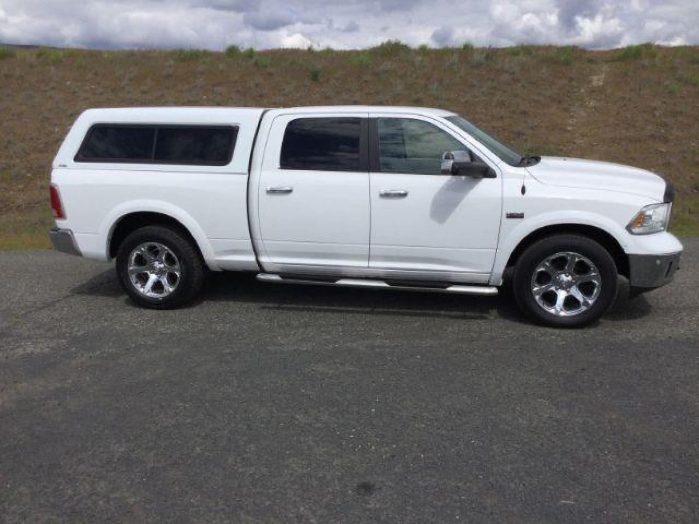 2017 Bright White /Black Ram 1500 Laramie (1C6RR7VT1HS) with an HEMI 5.7L V-8 variable valve control engine, 8-Speed Automatic transmission, located at 1801 Main Street, Lewiston, 83501, (208) 743-9371, 46.417065, -117.004799 - Photo#12