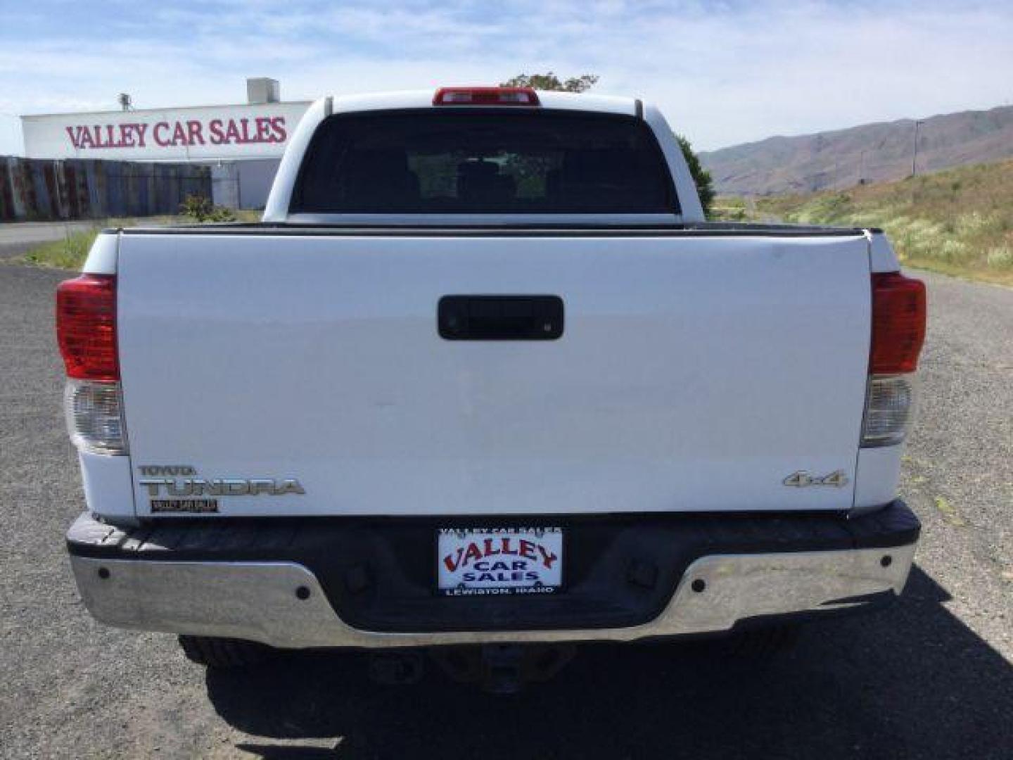 2012 Super White /Black Toyota Tundra Platinum Crew Max 4x4 (5TFHY5F10CX) with an I-FORCE 5.7L V-8 DOHC engine, 6-Speed Automatic transmission, located at 1801 Main Street, Lewiston, 83501, (208) 743-9371, 46.417065, -117.004799 - Photo#15