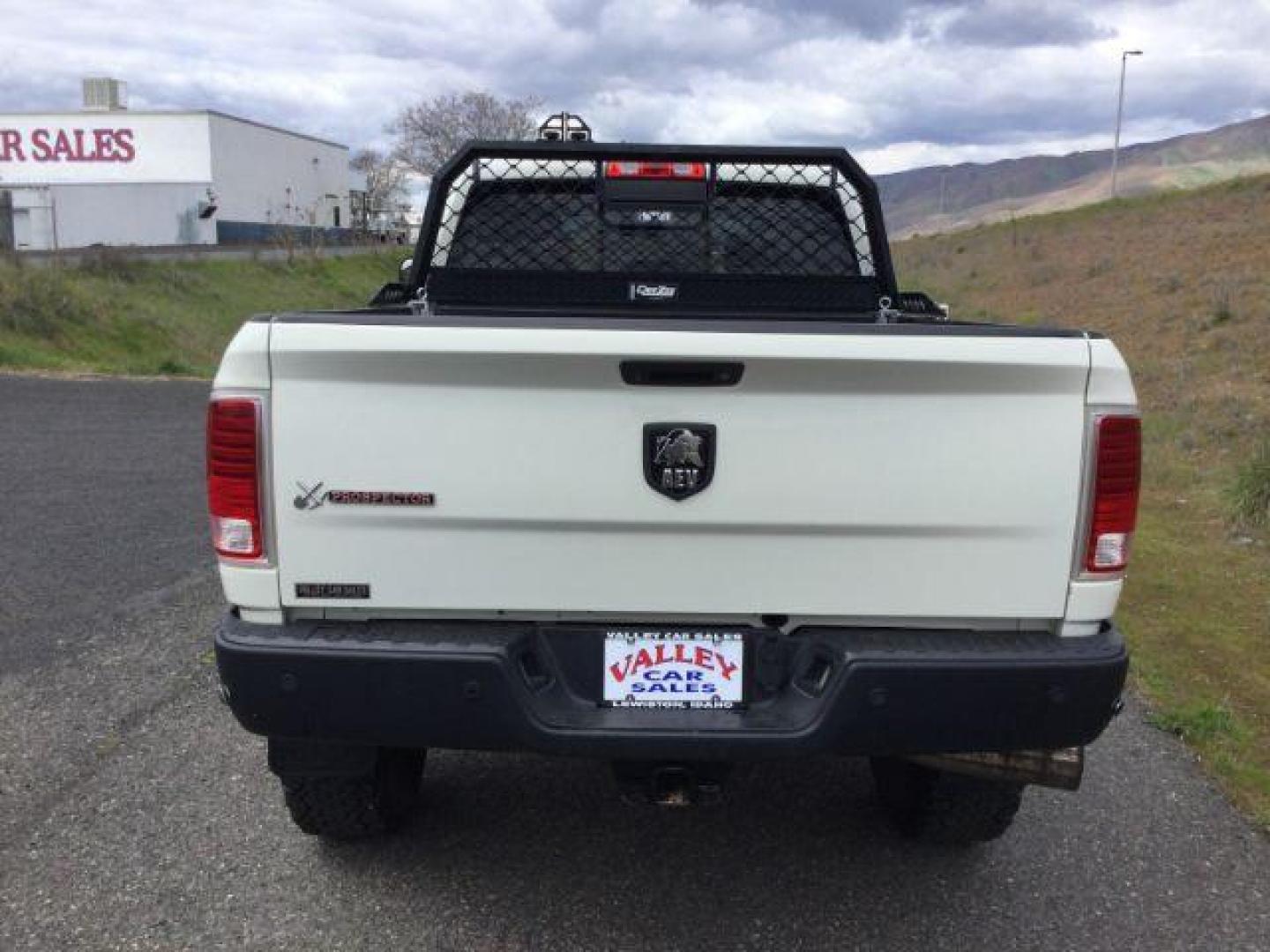2016 Pearl White /Black Ram 2500 Laramie (3C6UR5FL3GG) with an Cummins 6.7L I-6 diesel direct injection engine, 6-Speed Automatic transmission, located at 1801 Main Street, Lewiston, 83501, (208) 743-9371, 46.417065, -117.004799 - Photo#6