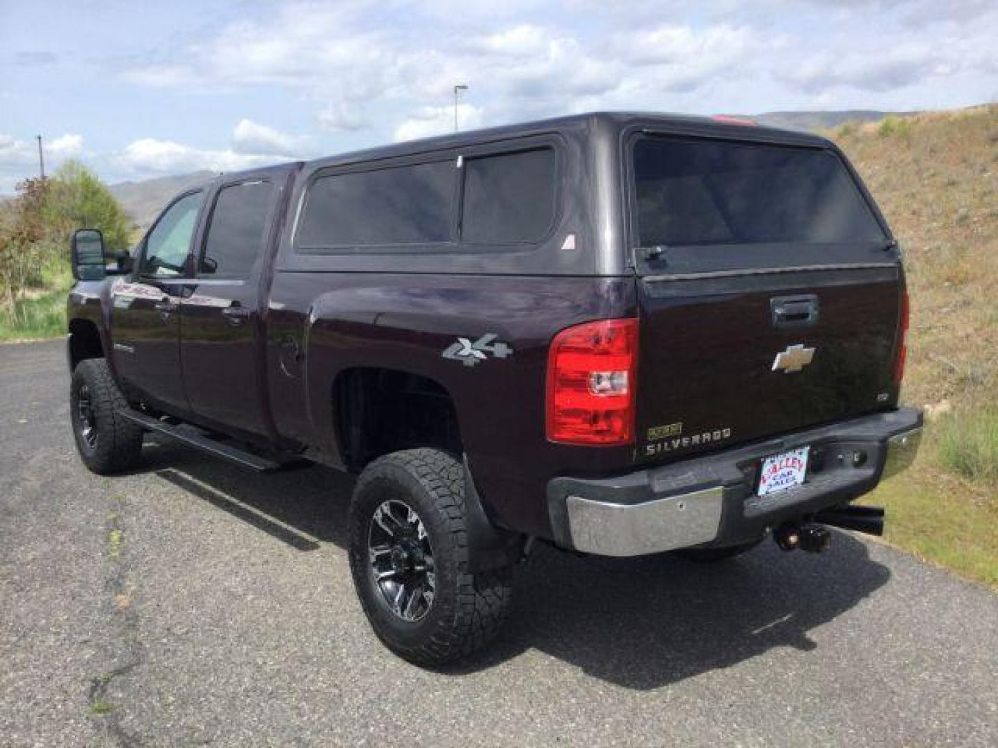 2009 /Light Cashmere/Dark Cashmere Chevrolet Silverado 2500HD LTZ (1GCHK63689F) with an Duramax 6.6L V-8 diesel direct injection engine, 6-Speed Automatic transmission, located at 1801 Main Street, Lewiston, 83501, (208) 743-9371, 46.417065, -117.004799 - Photo#2