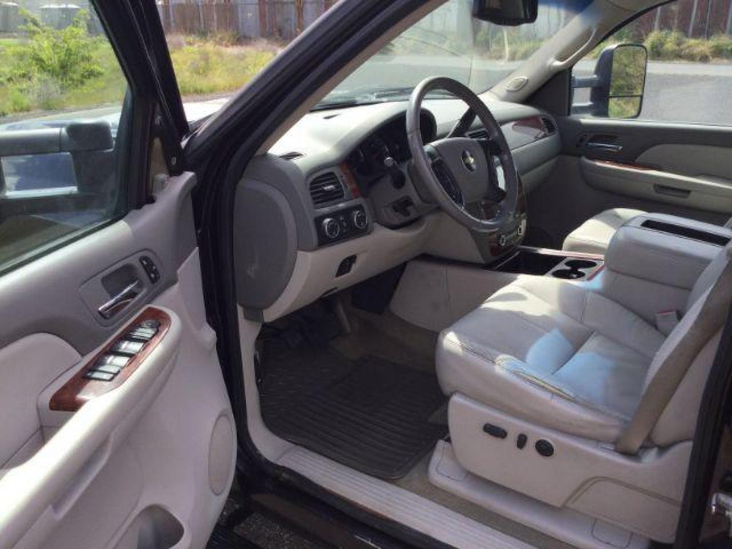 2009 /Light Cashmere/Dark Cashmere Chevrolet Silverado 2500HD LTZ (1GCHK63689F) with an Duramax 6.6L V-8 diesel direct injection engine, 6-Speed Automatic transmission, located at 1801 Main Street, Lewiston, 83501, (208) 743-9371, 46.417065, -117.004799 - Photo#3