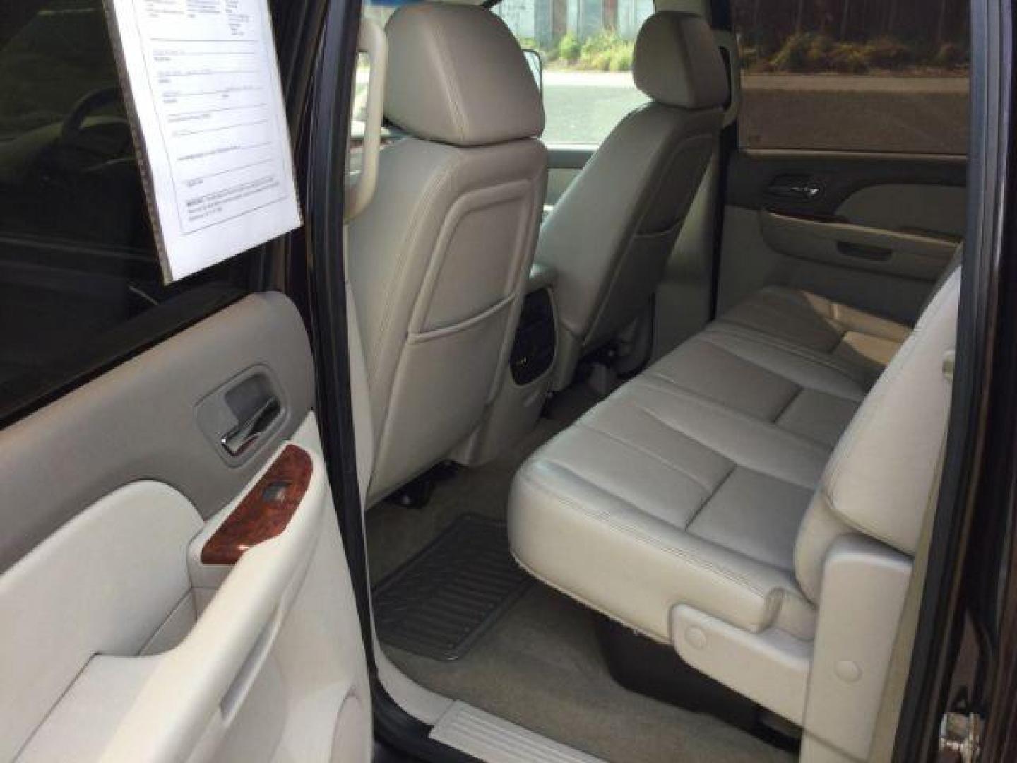 2009 /Light Cashmere/Dark Cashmere Chevrolet Silverado 2500HD LTZ (1GCHK63689F) with an Duramax 6.6L V-8 diesel direct injection engine, 6-Speed Automatic transmission, located at 1801 Main Street, Lewiston, 83501, (208) 743-9371, 46.417065, -117.004799 - Photo#4