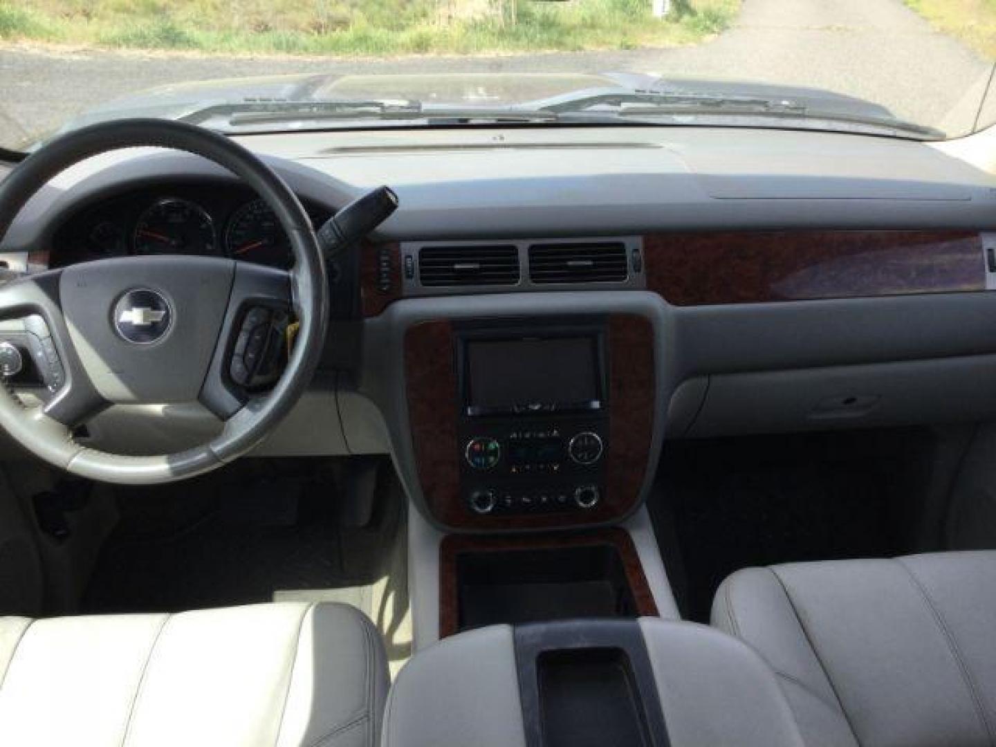 2009 /Light Cashmere/Dark Cashmere Chevrolet Silverado 2500HD LTZ (1GCHK63689F) with an Duramax 6.6L V-8 diesel direct injection engine, 6-Speed Automatic transmission, located at 1801 Main Street, Lewiston, 83501, (208) 743-9371, 46.417065, -117.004799 - Photo#5