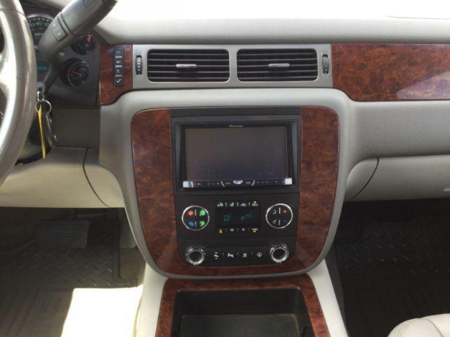 2009 /Light Cashmere/Dark Cashmere Chevrolet Silverado 2500HD LTZ (1GCHK63689F) with an Duramax 6.6L V-8 diesel direct injection engine, 6-Speed Automatic transmission, located at 1801 Main Street, Lewiston, 83501, (208) 743-9371, 46.417065, -117.004799 - Photo#6