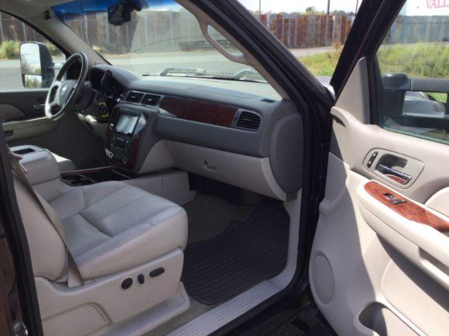 2009 /Light Cashmere/Dark Cashmere Chevrolet Silverado 2500HD LTZ (1GCHK63689F) with an Duramax 6.6L V-8 diesel direct injection engine, 6-Speed Automatic transmission, located at 1801 Main Street, Lewiston, 83501, (208) 743-9371, 46.417065, -117.004799 - Photo#12