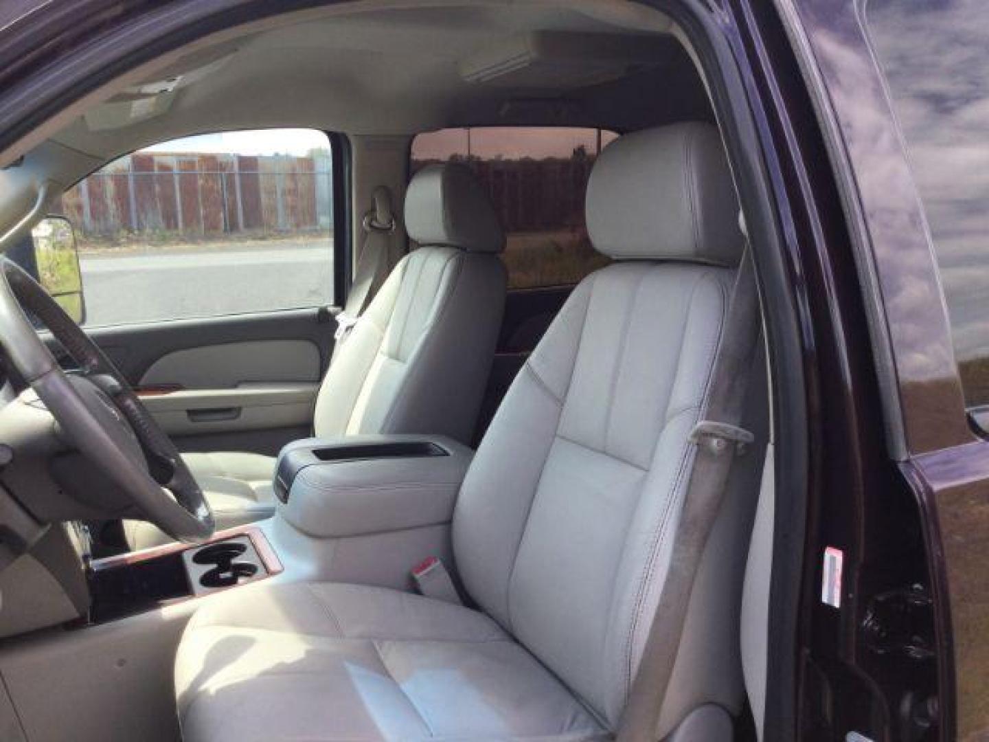 2009 /Light Cashmere/Dark Cashmere Chevrolet Silverado 2500HD LTZ (1GCHK63689F) with an Duramax 6.6L V-8 diesel direct injection engine, 6-Speed Automatic transmission, located at 1801 Main Street, Lewiston, 83501, (208) 743-9371, 46.417065, -117.004799 - Photo#15