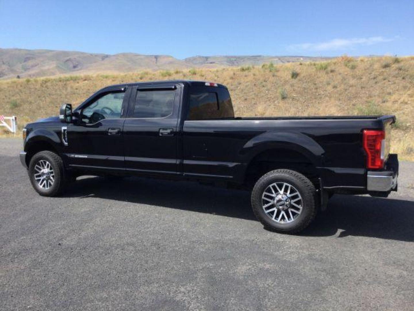 2019 Agate Black /Medium Earth Gray Ford F-350 XLT Crew Cab 4WD (1FT8W3BT1KE) with an Powerstroke 6.7L V-8 diesel direct injection engine, 6-SPEED AUTOMATIC transmission, located at 1801 Main Street, Lewiston, 83501, (208) 743-9371, 46.417065, -117.004799 - Photo#9