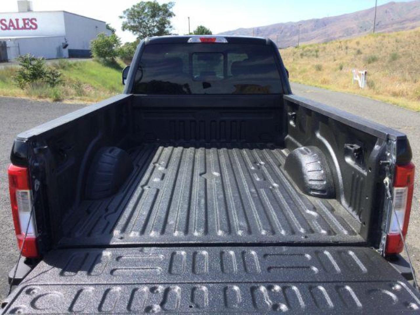 2019 Agate Black /Medium Earth Gray Ford F-350 XLT Crew Cab 4WD (1FT8W3BT1KE) with an Powerstroke 6.7L V-8 diesel direct injection engine, 6-SPEED AUTOMATIC transmission, located at 1801 Main Street, Lewiston, 83501, (208) 743-9371, 46.417065, -117.004799 - Photo#11
