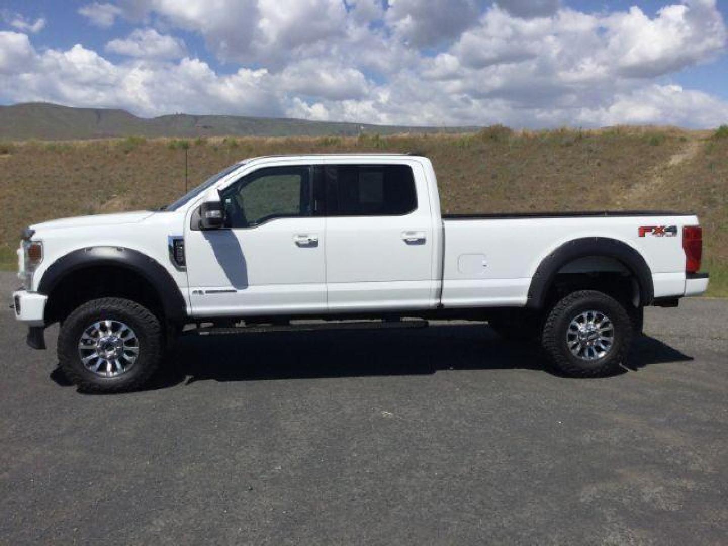 2022 Star White Metallic Tri-Coat /Black Onyx Ford F-350 Lariat Crew Cab 4WD (1FT8W3BT1NE) with an Powerstroke 6.7L V-8 diesel direct injection engine, 10 speed automatic transmission, located at 1801 Main Street, Lewiston, 83501, (208) 743-9371, 46.417065, -117.004799 - Photo#2