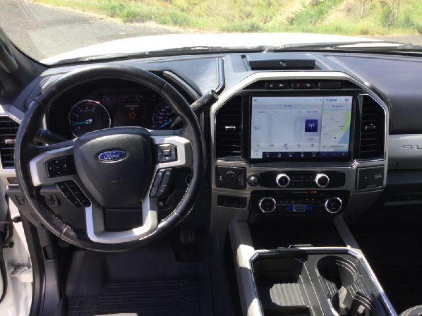 2022 Star White Metallic Tri-Coat /Black Onyx Ford F-350 Lariat Crew Cab 4WD (1FT8W3BT1NE) with an Powerstroke 6.7L V-8 diesel direct injection engine, 10 speed automatic transmission, located at 1801 Main Street, Lewiston, 83501, (208) 743-9371, 46.417065, -117.004799 - Photo#5