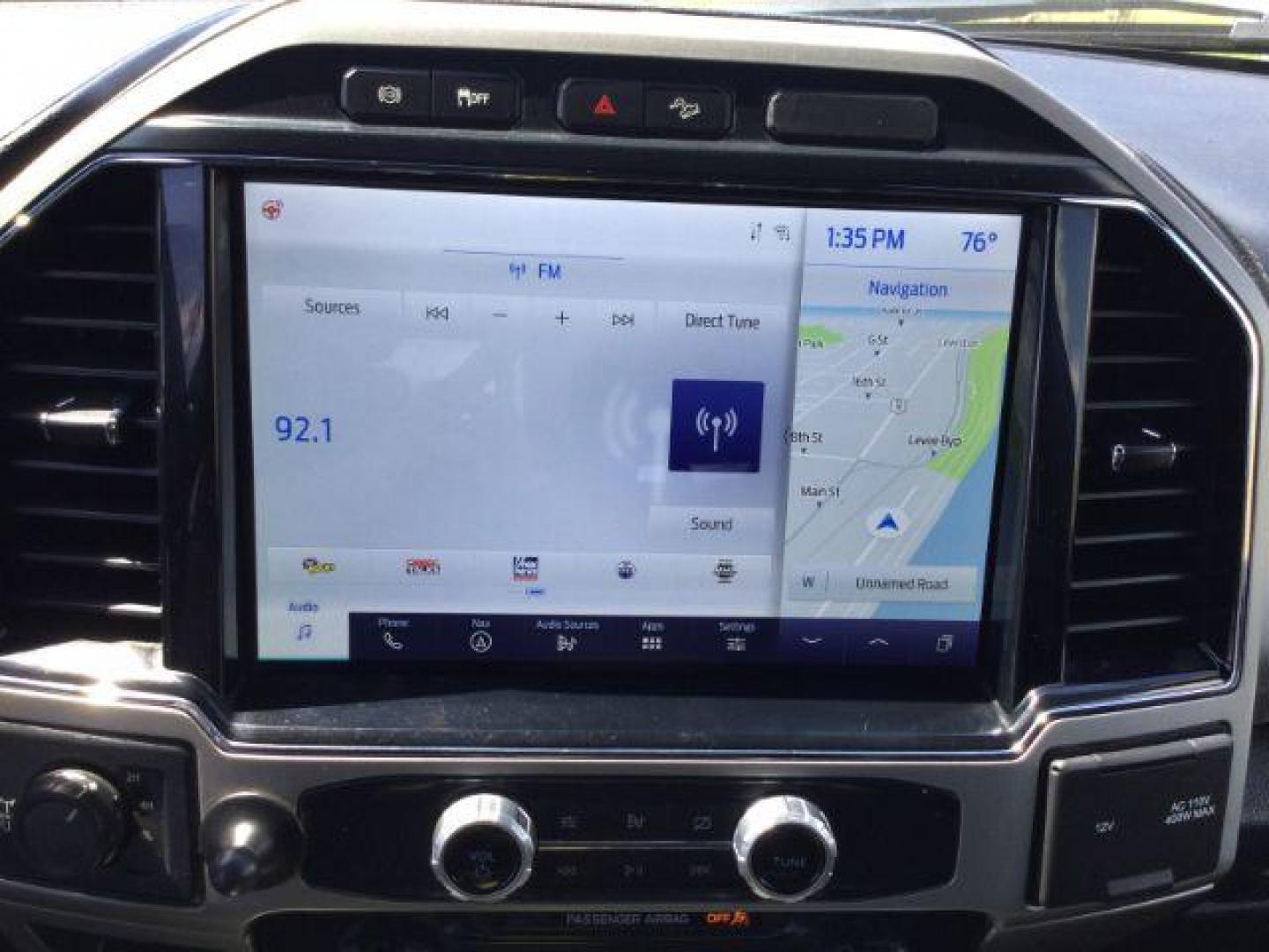 2022 Star White Metallic Tri-Coat /Black Onyx Ford F-350 Lariat Crew Cab 4WD (1FT8W3BT1NE) with an Powerstroke 6.7L V-8 diesel direct injection engine, 10 speed automatic transmission, located at 1801 Main Street, Lewiston, 83501, (208) 743-9371, 46.417065, -117.004799 - Photo#6