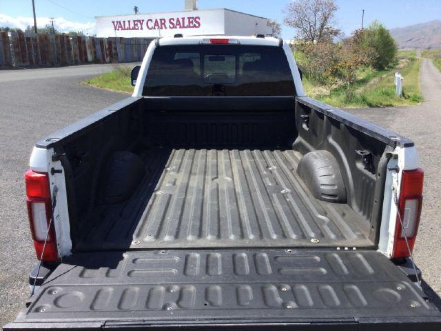 2022 Star White Metallic Tri-Coat /Black Onyx Ford F-350 Lariat Crew Cab 4WD (1FT8W3BT1NE) with an Powerstroke 6.7L V-8 diesel direct injection engine, 10 speed automatic transmission, located at 1801 Main Street, Lewiston, 83501, (208) 743-9371, 46.417065, -117.004799 - Photo#8