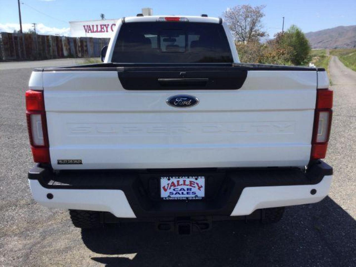 2022 Star White Metallic Tri-Coat /Black Onyx Ford F-350 Lariat Crew Cab 4WD (1FT8W3BT1NE) with an Powerstroke 6.7L V-8 diesel direct injection engine, 10 speed automatic transmission, located at 1801 Main Street, Lewiston, 83501, (208) 743-9371, 46.417065, -117.004799 - Photo#9