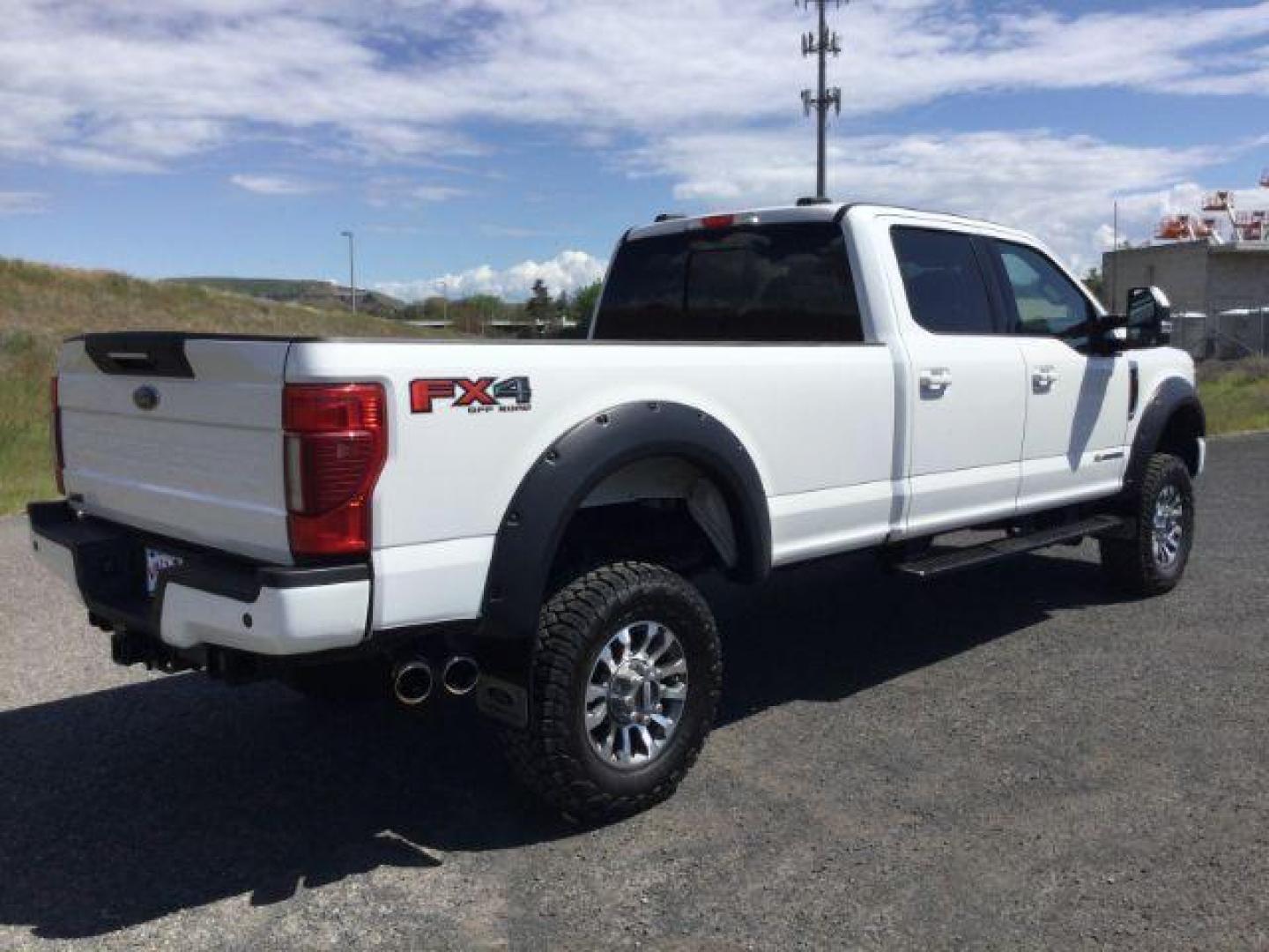2022 Star White Metallic Tri-Coat /Black Onyx Ford F-350 Lariat Crew Cab 4WD (1FT8W3BT1NE) with an Powerstroke 6.7L V-8 diesel direct injection engine, 10 speed automatic transmission, located at 1801 Main Street, Lewiston, 83501, (208) 743-9371, 46.417065, -117.004799 - Photo#17