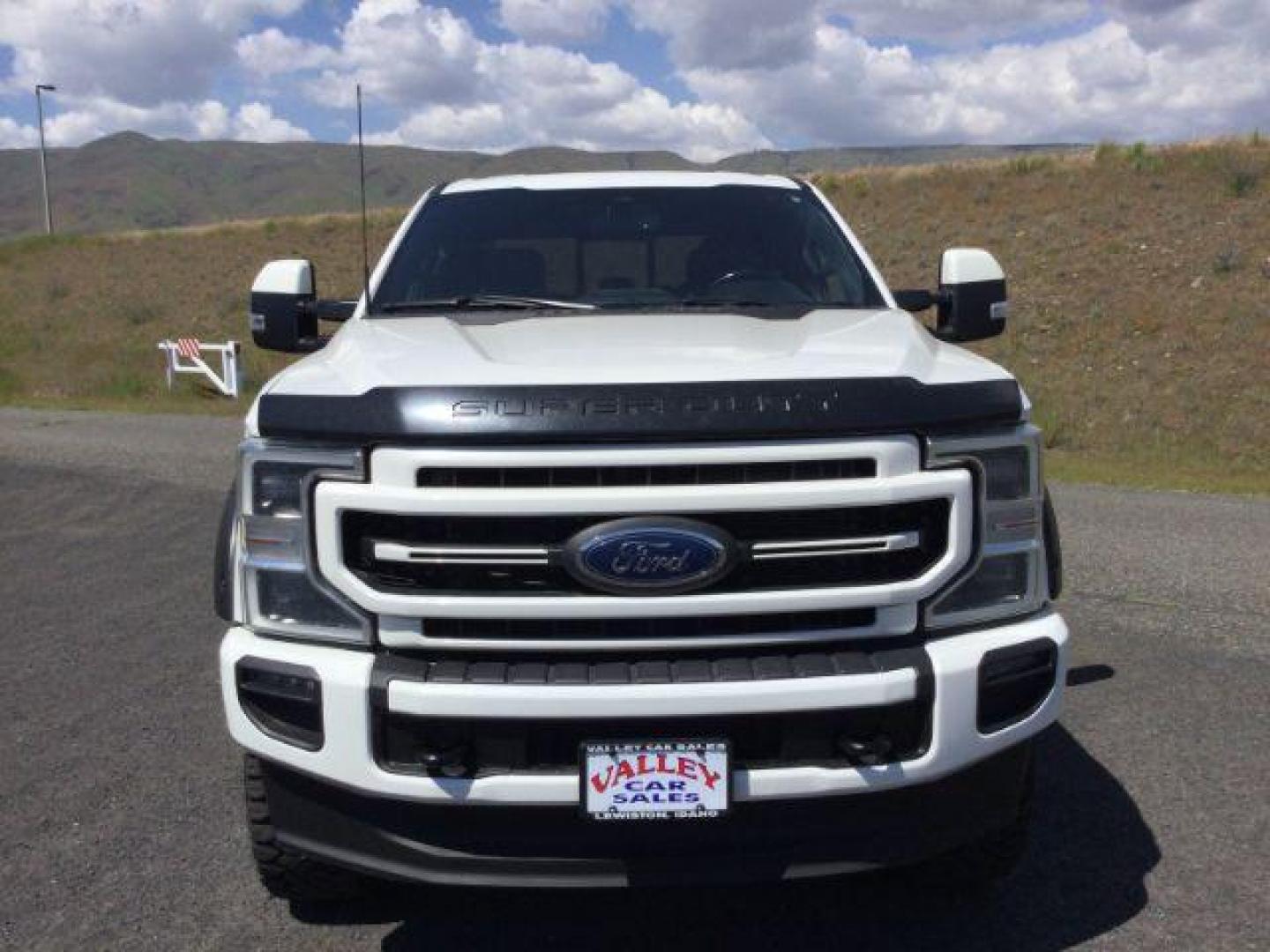 2022 Star White Metallic Tri-Coat /Black Onyx Ford F-350 Lariat Crew Cab 4WD (1FT8W3BT1NE) with an Powerstroke 6.7L V-8 diesel direct injection engine, 10 speed automatic transmission, located at 1801 Main Street, Lewiston, 83501, (208) 743-9371, 46.417065, -117.004799 - Photo#23