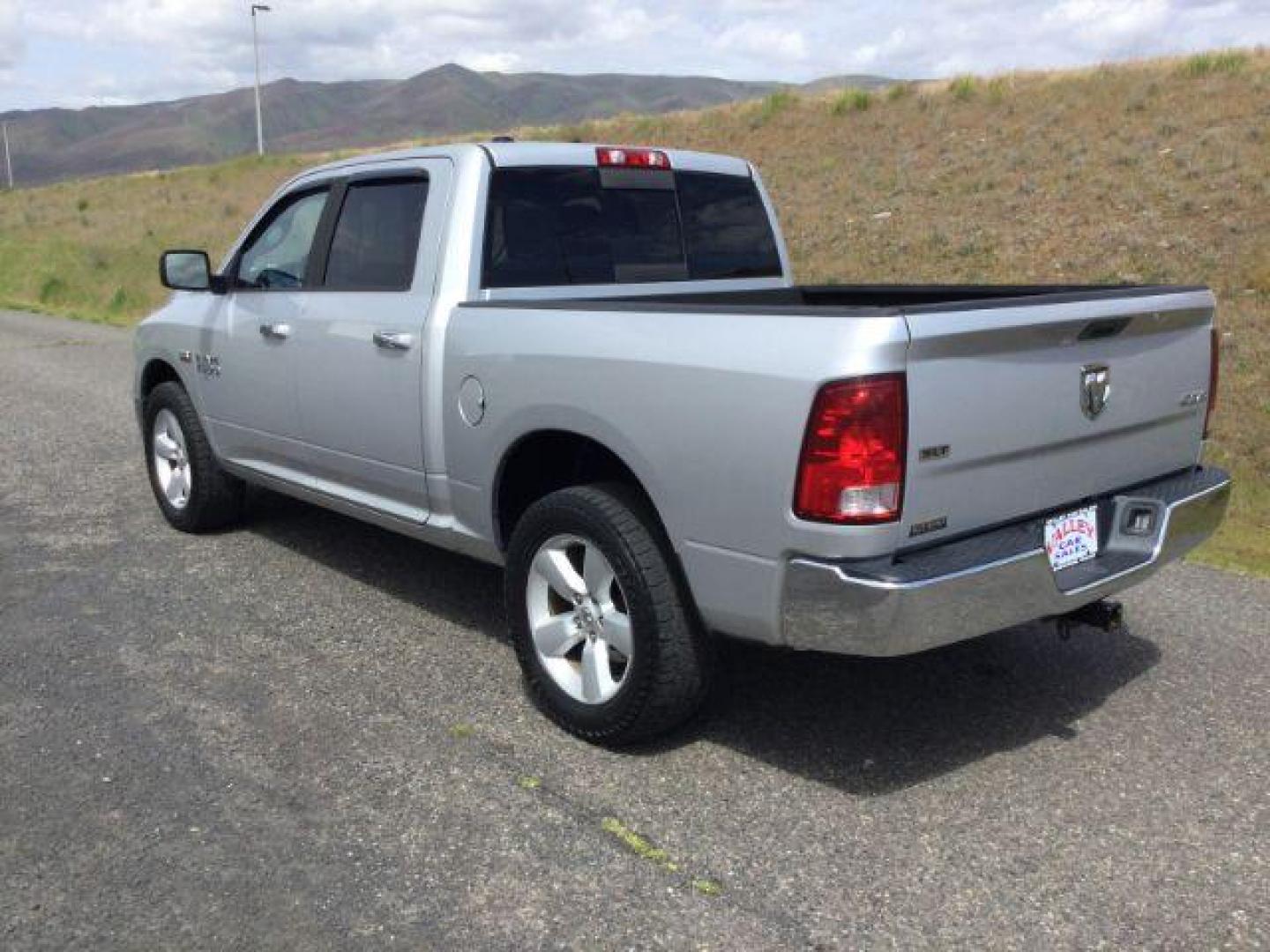 2013 Bright Silver Metallic Clearcoat /Diesel Gray/Black Ram 1500 SLT (1C6RR7LT0DS) with an HEMI 5.7L V-8 variable valve control engine, 6-Speed Automatic transmission, located at 1801 Main Street, Lewiston, 83501, (208) 743-9371, 46.417065, -117.004799 - Photo#2