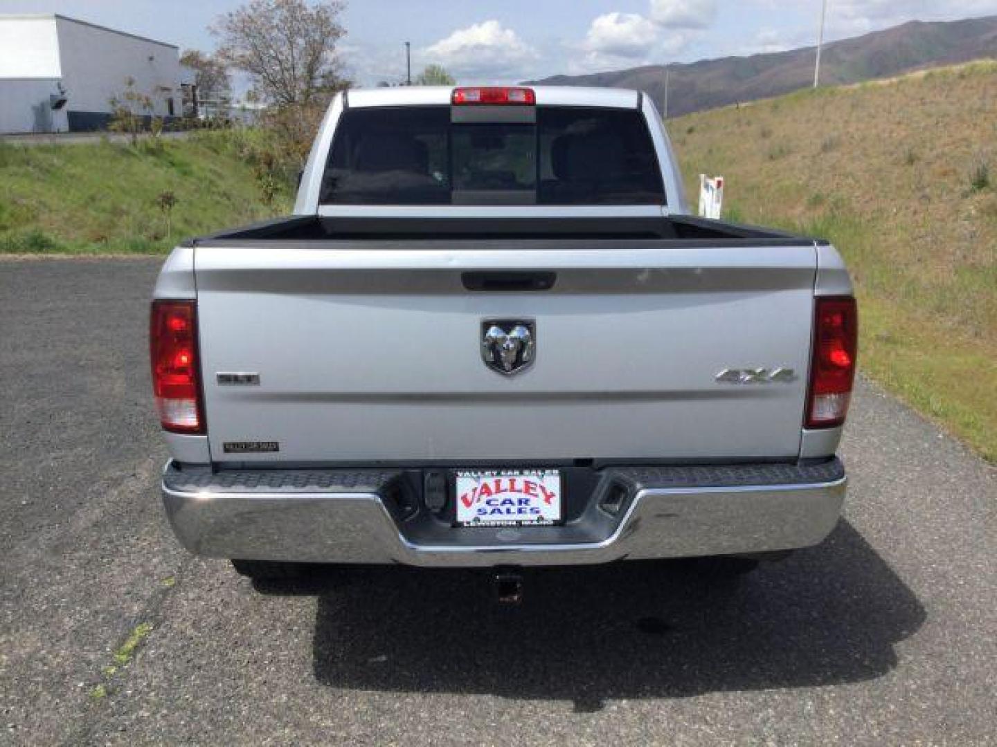 2013 Bright Silver Metallic Clearcoat /Diesel Gray/Black Ram 1500 SLT (1C6RR7LT0DS) with an HEMI 5.7L V-8 variable valve control engine, 6-Speed Automatic transmission, located at 1801 Main Street, Lewiston, 83501, (208) 743-9371, 46.417065, -117.004799 - Photo#7