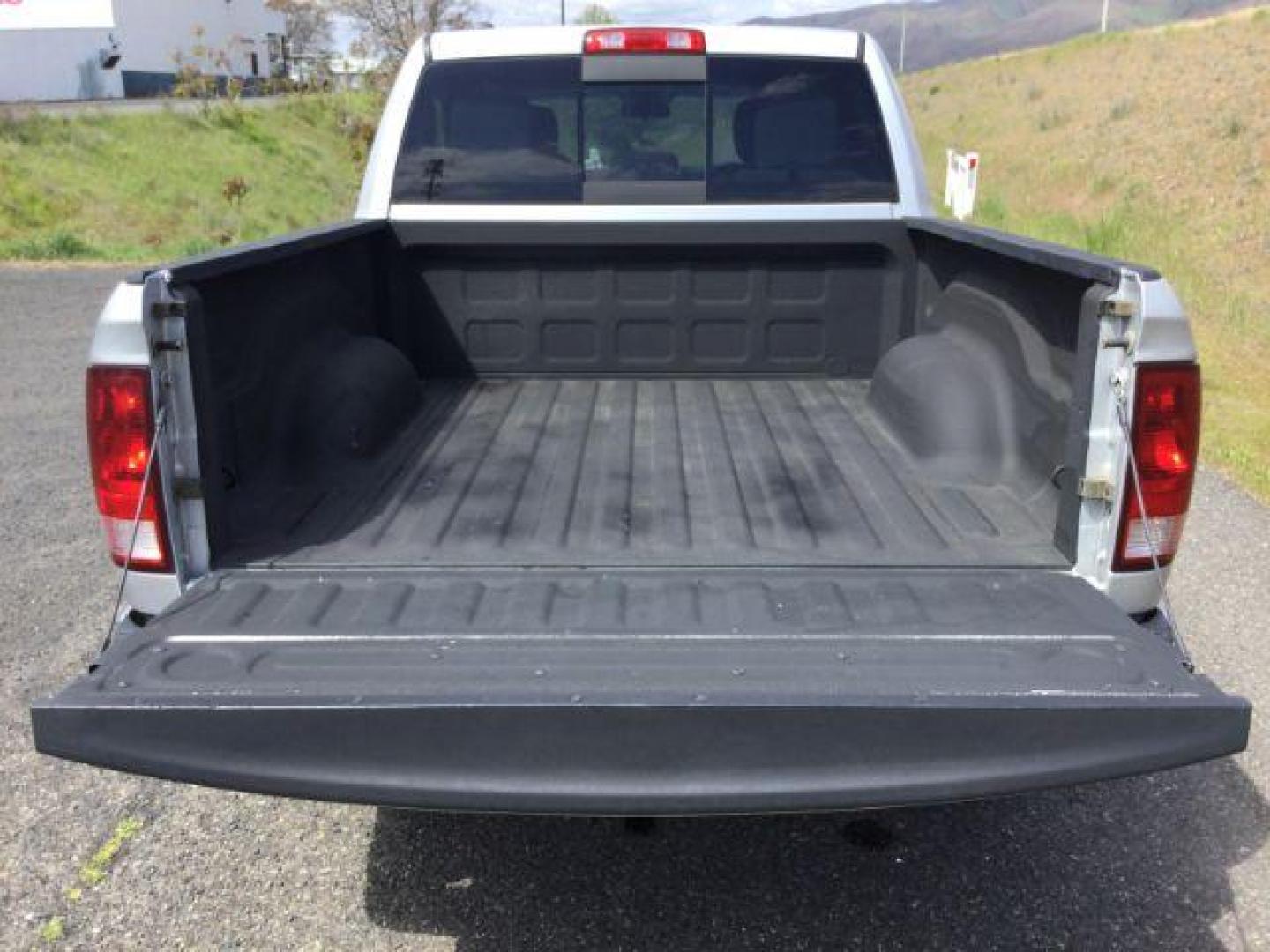 2013 Bright Silver Metallic Clearcoat /Diesel Gray/Black Ram 1500 SLT (1C6RR7LT0DS) with an HEMI 5.7L V-8 variable valve control engine, 6-Speed Automatic transmission, located at 1801 Main Street, Lewiston, 83501, (208) 743-9371, 46.417065, -117.004799 - Photo#8