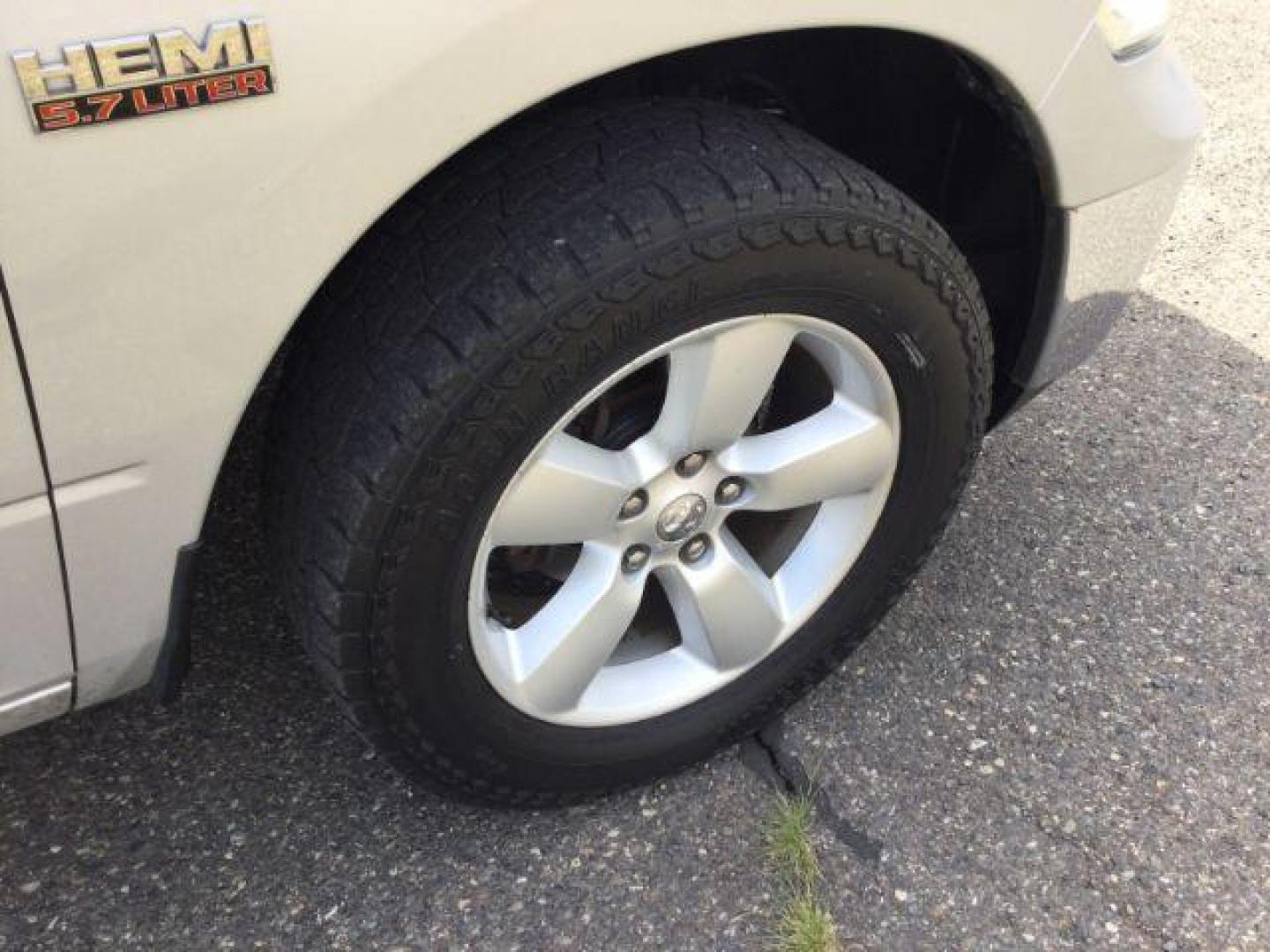 2013 Bright Silver Metallic Clearcoat /Diesel Gray/Black Ram 1500 SLT (1C6RR7LT0DS) with an HEMI 5.7L V-8 variable valve control engine, 6-Speed Automatic transmission, located at 1801 Main Street, Lewiston, 83501, (208) 743-9371, 46.417065, -117.004799 - Photo#10