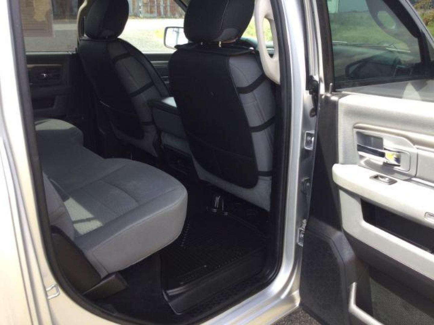 2013 Bright Silver Metallic Clearcoat /Diesel Gray/Black Ram 1500 SLT (1C6RR7LT0DS) with an HEMI 5.7L V-8 variable valve control engine, 6-Speed Automatic transmission, located at 1801 Main Street, Lewiston, 83501, (208) 743-9371, 46.417065, -117.004799 - Photo#11