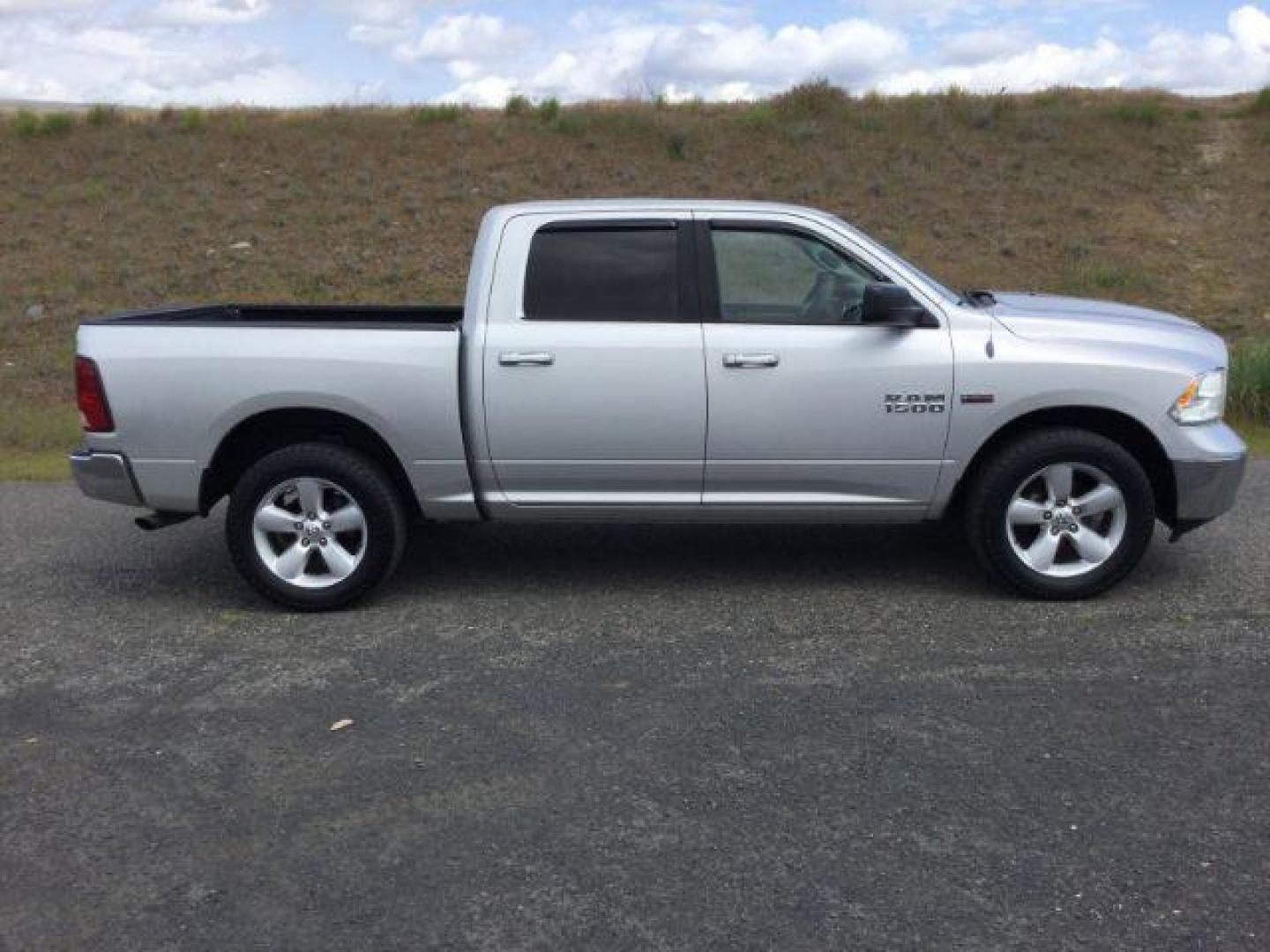2013 Bright Silver Metallic Clearcoat /Diesel Gray/Black Ram 1500 SLT (1C6RR7LT0DS) with an HEMI 5.7L V-8 variable valve control engine, 6-Speed Automatic transmission, located at 1801 Main Street, Lewiston, 83501, (208) 743-9371, 46.417065, -117.004799 - Photo#14