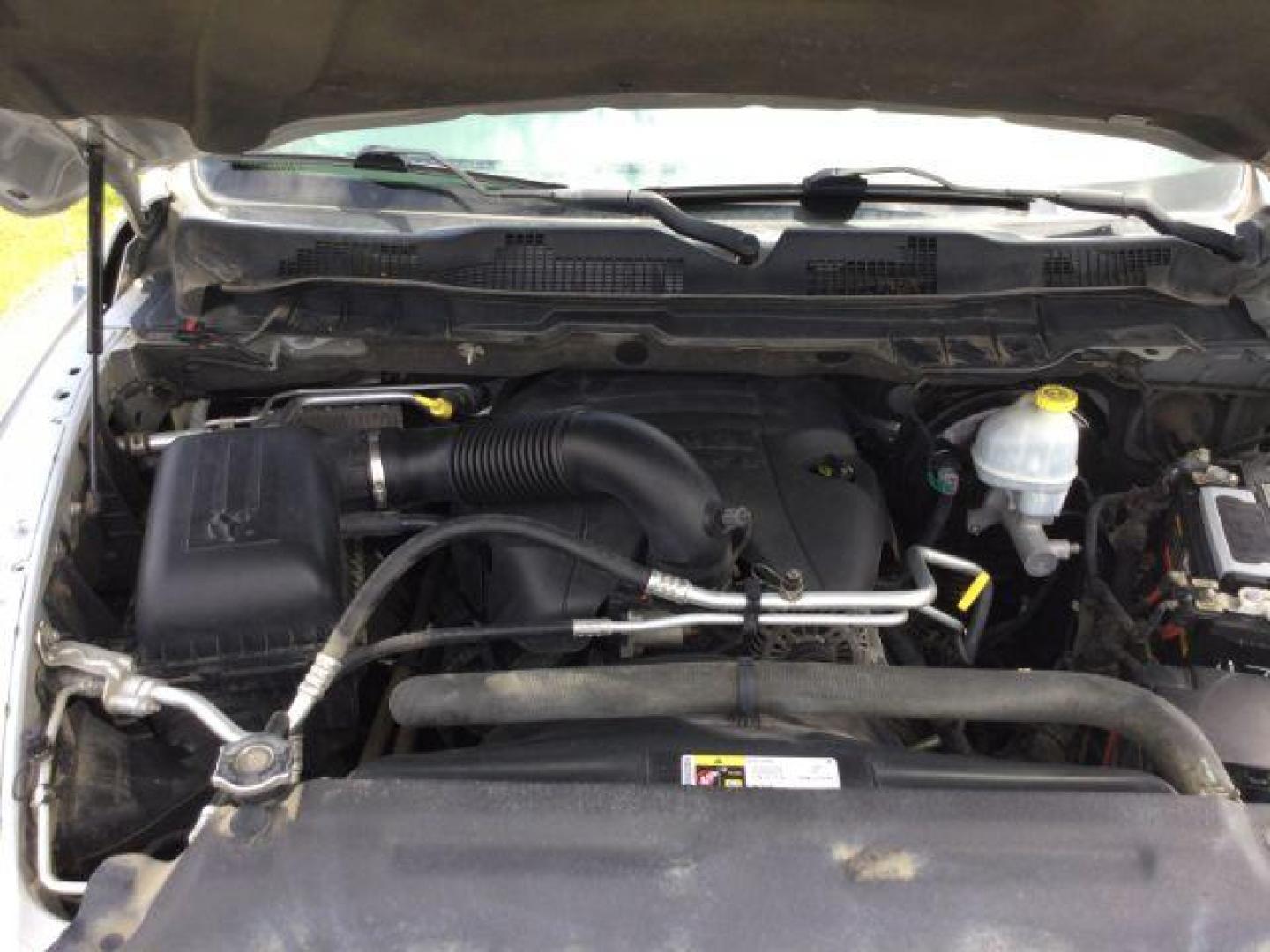 2013 Bright Silver Metallic Clearcoat /Diesel Gray/Black Ram 1500 SLT (1C6RR7LT0DS) with an HEMI 5.7L V-8 variable valve control engine, 6-Speed Automatic transmission, located at 1801 Main Street, Lewiston, 83501, (208) 743-9371, 46.417065, -117.004799 - Photo#18