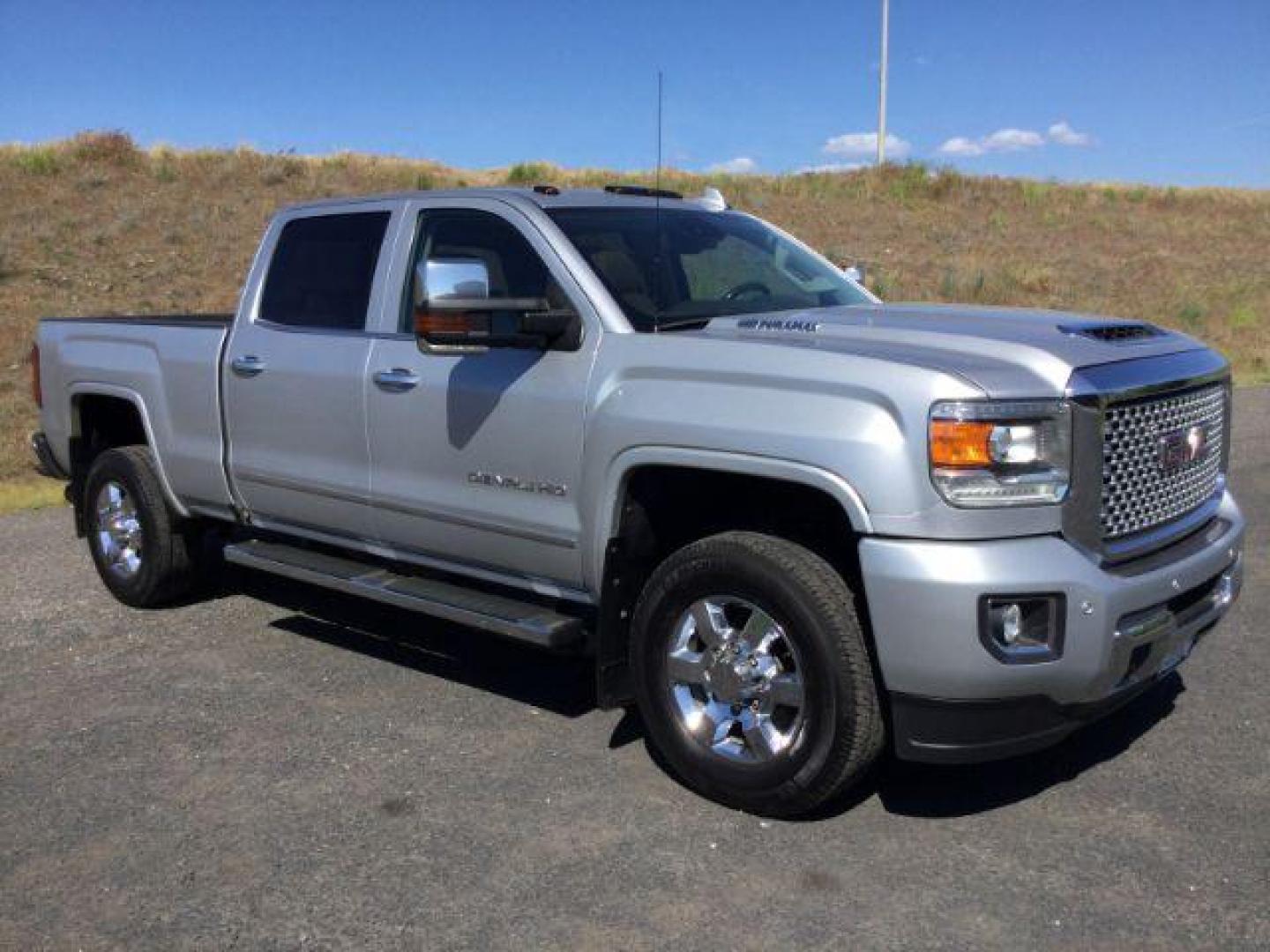 2017 Quicksilver Metallic /Cocoa/Dark Sand GMC Sierra 3500HD Denali (1GT42YEY1HF) with an Duramax 6.6L V-8 diesel direct injection engine, 6-Speed Automatic transmission, located at 1801 Main Street, Lewiston, 83501, (208) 743-9371, 46.417065, -117.004799 - Photo#1