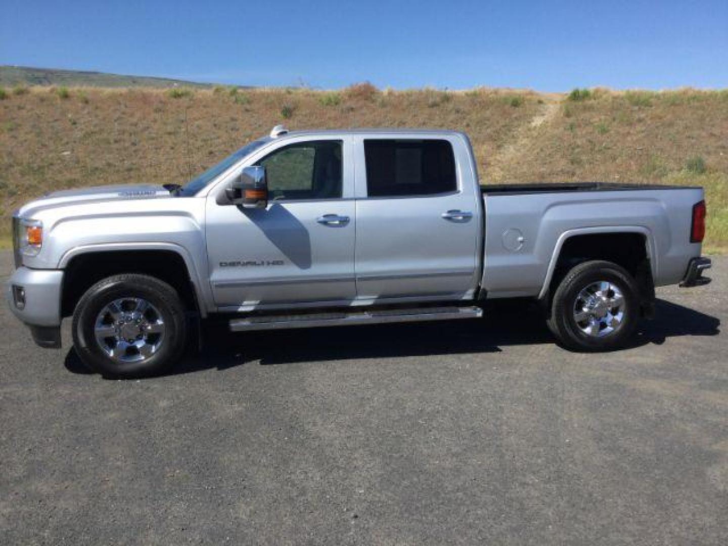 2017 Quicksilver Metallic /Cocoa/Dark Sand GMC Sierra 3500HD Denali (1GT42YEY1HF) with an Duramax 6.6L V-8 diesel direct injection engine, 6-Speed Automatic transmission, located at 1801 Main Street, Lewiston, 83501, (208) 743-9371, 46.417065, -117.004799 - Photo#2
