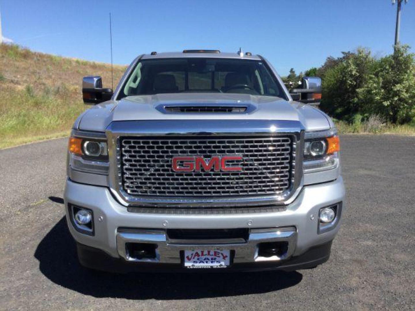 2017 Quicksilver Metallic /Cocoa/Dark Sand GMC Sierra 3500HD Denali (1GT42YEY1HF) with an Duramax 6.6L V-8 diesel direct injection engine, 6-Speed Automatic transmission, located at 1801 Main Street, Lewiston, 83501, (208) 743-9371, 46.417065, -117.004799 - Photo#6