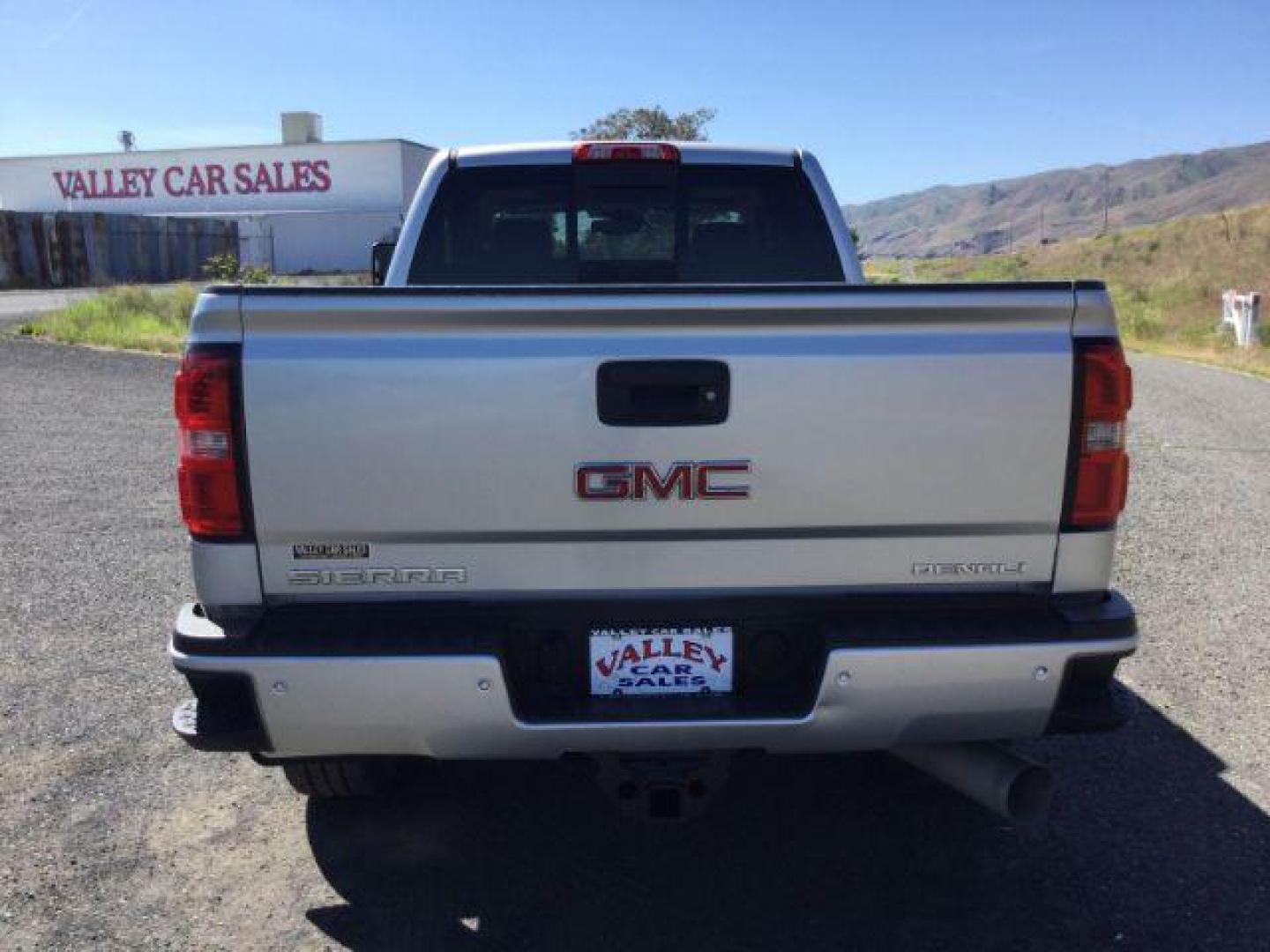 2017 Quicksilver Metallic /Cocoa/Dark Sand GMC Sierra 3500HD Denali (1GT42YEY1HF) with an Duramax 6.6L V-8 diesel direct injection engine, 6-Speed Automatic transmission, located at 1801 Main Street, Lewiston, 83501, (208) 743-9371, 46.417065, -117.004799 - Photo#8