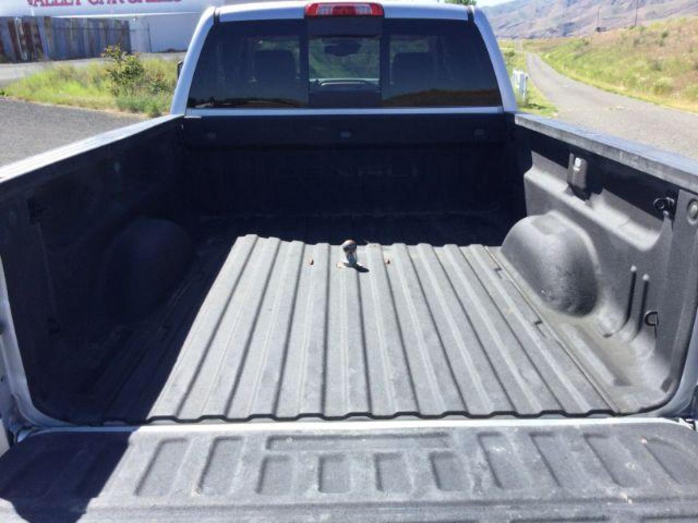 2017 Quicksilver Metallic /Cocoa/Dark Sand GMC Sierra 3500HD Denali (1GT42YEY1HF) with an Duramax 6.6L V-8 diesel direct injection engine, 6-Speed Automatic transmission, located at 1801 Main Street, Lewiston, 83501, (208) 743-9371, 46.417065, -117.004799 - Photo#11