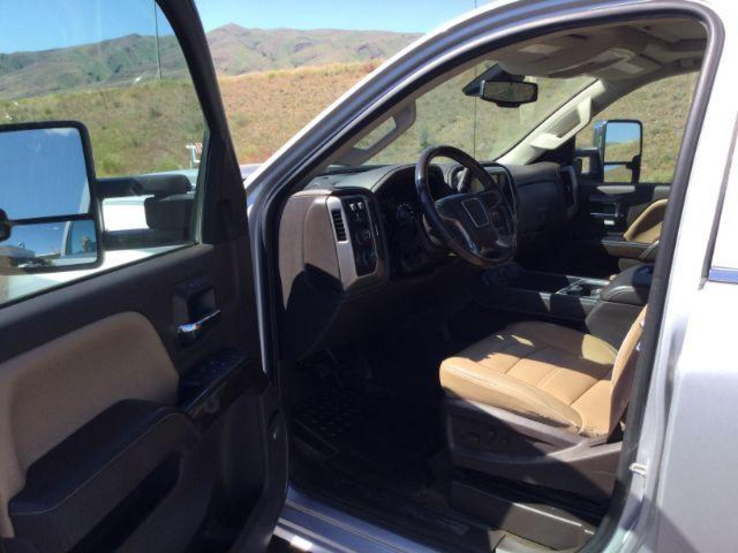 2017 Quicksilver Metallic /Cocoa/Dark Sand GMC Sierra 3500HD Denali (1GT42YEY1HF) with an Duramax 6.6L V-8 diesel direct injection engine, 6-Speed Automatic transmission, located at 1801 Main Street, Lewiston, 83501, (208) 743-9371, 46.417065, -117.004799 - Photo#13