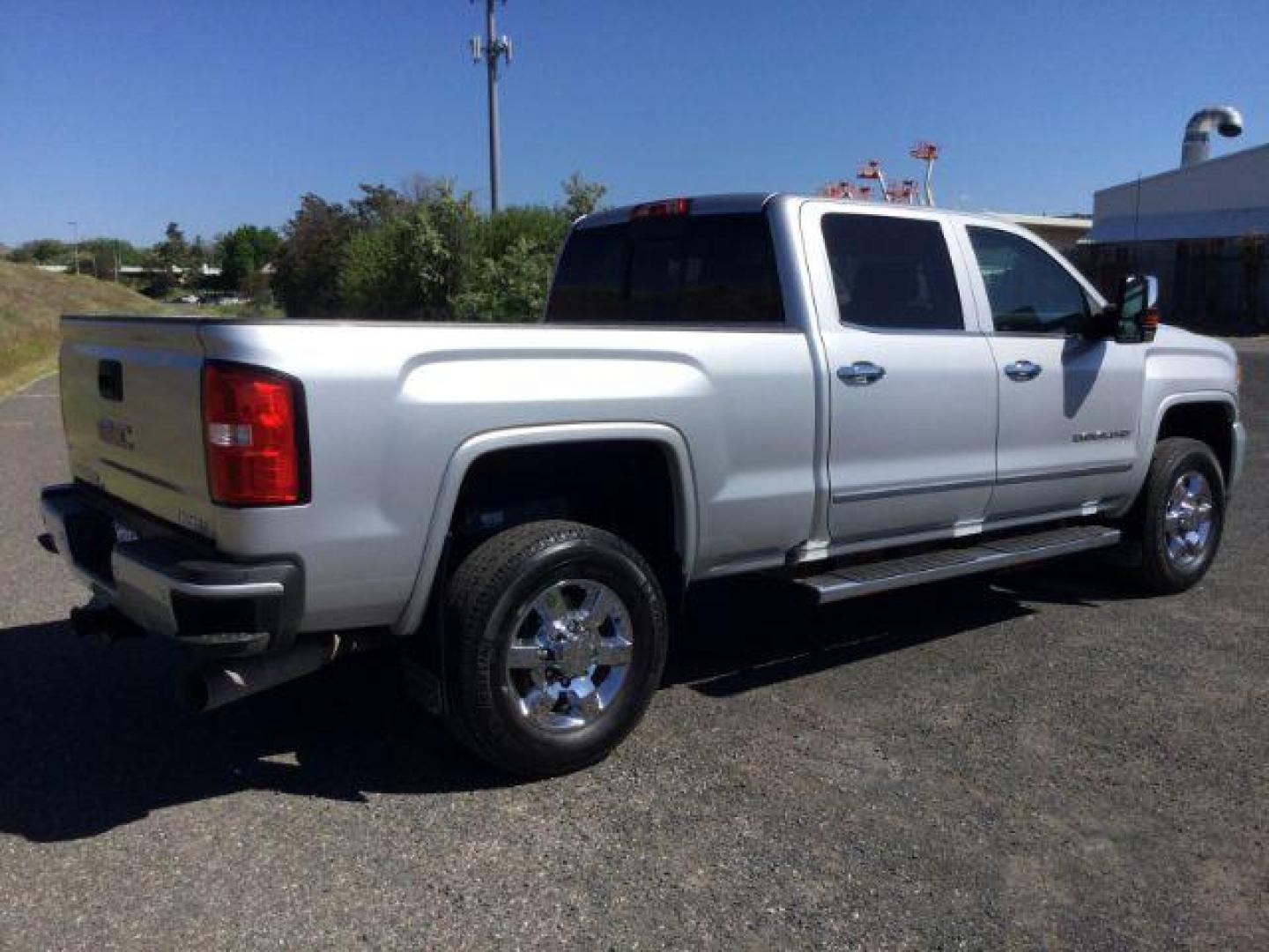 2017 Quicksilver Metallic /Cocoa/Dark Sand GMC Sierra 3500HD Denali (1GT42YEY1HF) with an Duramax 6.6L V-8 diesel direct injection engine, 6-Speed Automatic transmission, located at 1801 Main Street, Lewiston, 83501, (208) 743-9371, 46.417065, -117.004799 - Photo#20