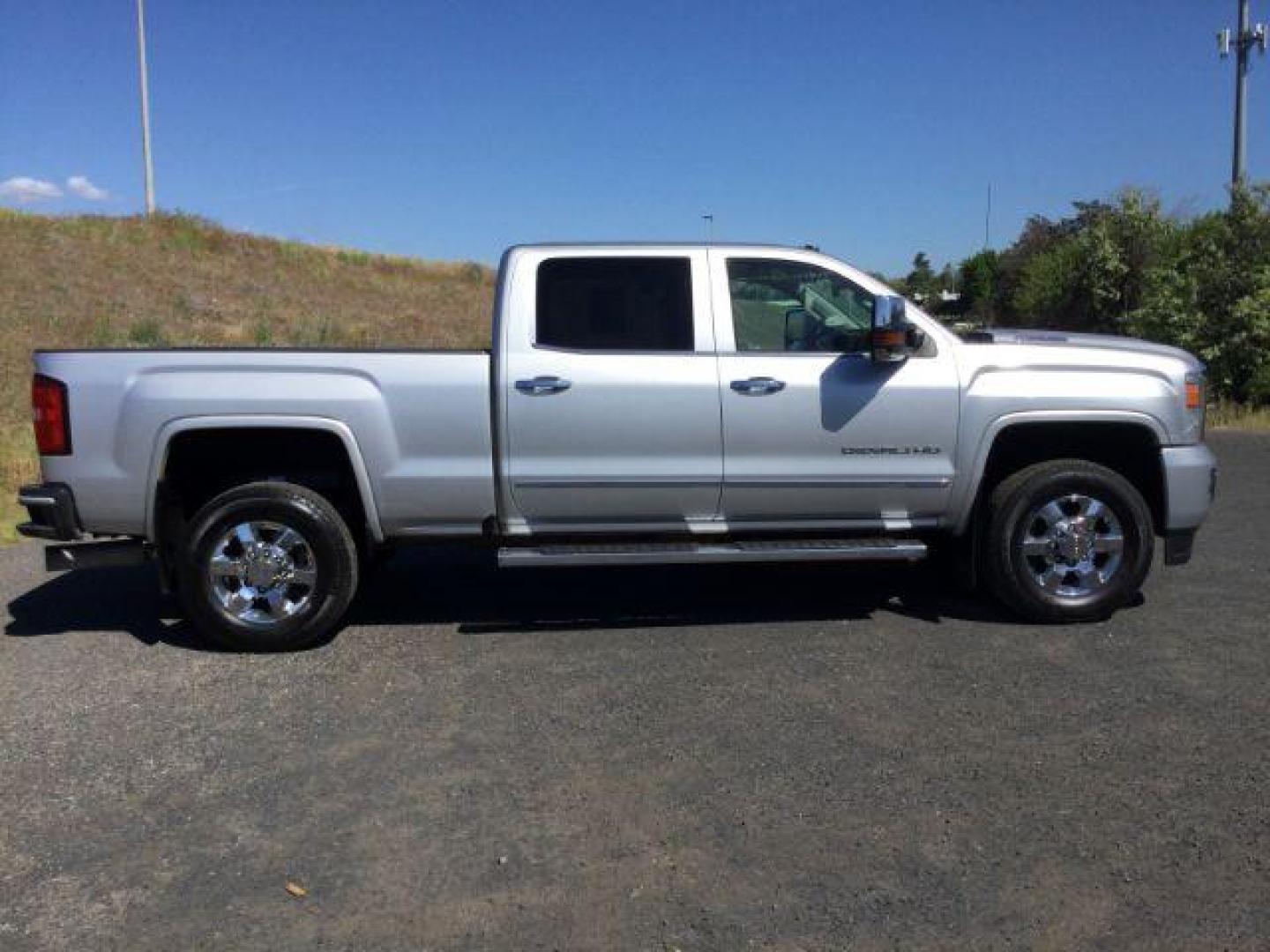 2017 Quicksilver Metallic /Cocoa/Dark Sand GMC Sierra 3500HD Denali (1GT42YEY1HF) with an Duramax 6.6L V-8 diesel direct injection engine, 6-Speed Automatic transmission, located at 1801 Main Street, Lewiston, 83501, (208) 743-9371, 46.417065, -117.004799 - Photo#21