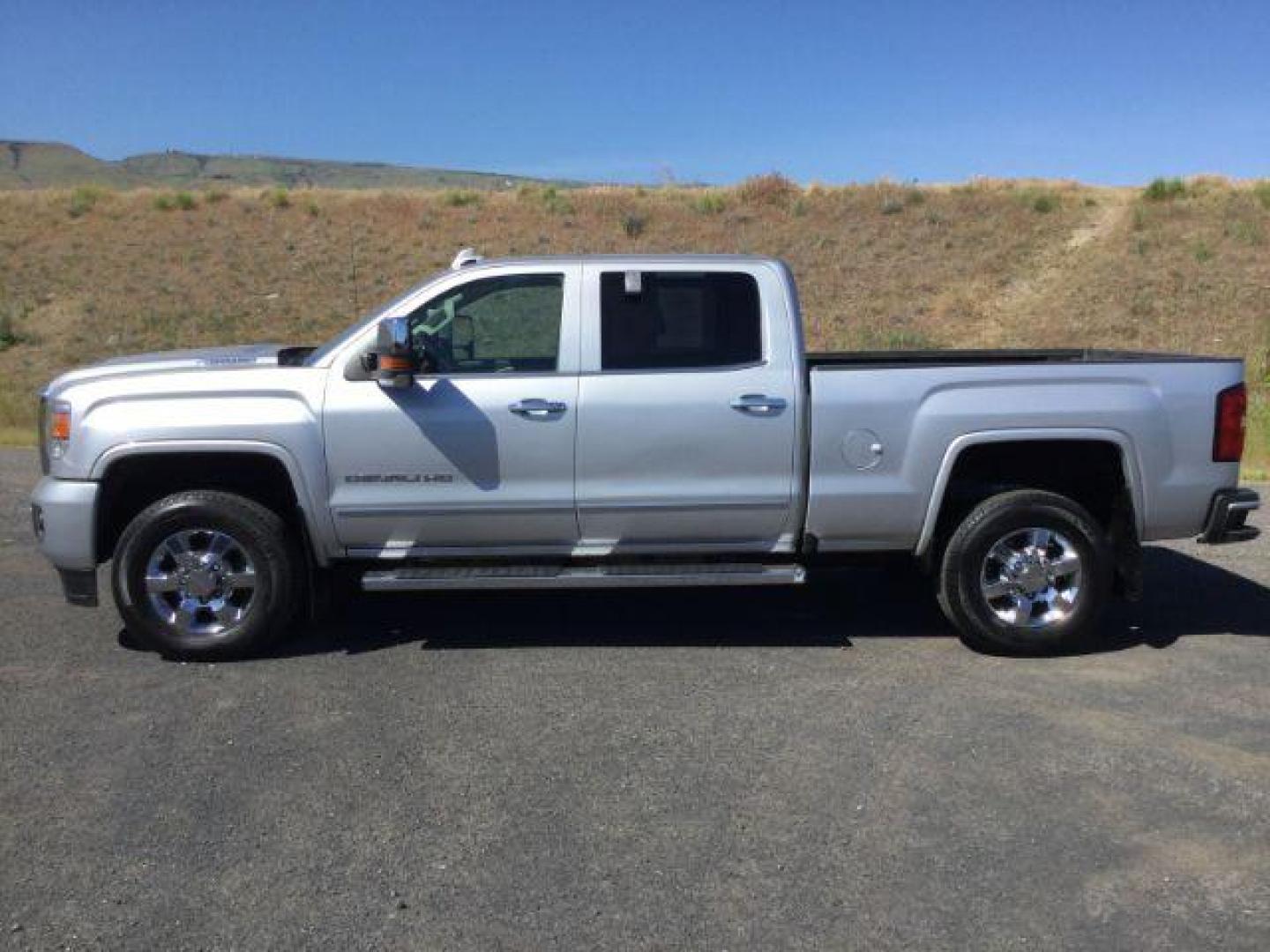 2017 Quicksilver Metallic /Cocoa/Dark Sand GMC Sierra 3500HD Denali (1GT42YEY1HF) with an Duramax 6.6L V-8 diesel direct injection engine, 6-Speed Automatic transmission, located at 1801 Main Street, Lewiston, 83501, (208) 743-9371, 46.417065, -117.004799 - Photo#22