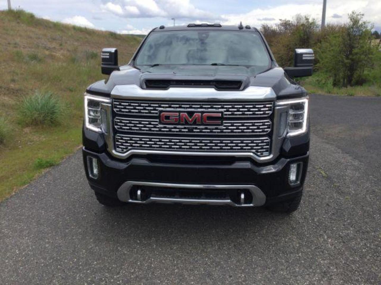 2021 Onyx Black /Jet Black GMC Sierra 3500HD Denali (1GT49WEY9MF) with an Duramax 6.6L V-8 diesel direct injection engine, 10-speed automatic transmission, located at 1801 Main Street, Lewiston, 83501, (208) 743-9371, 46.417065, -117.004799 - Photo#10