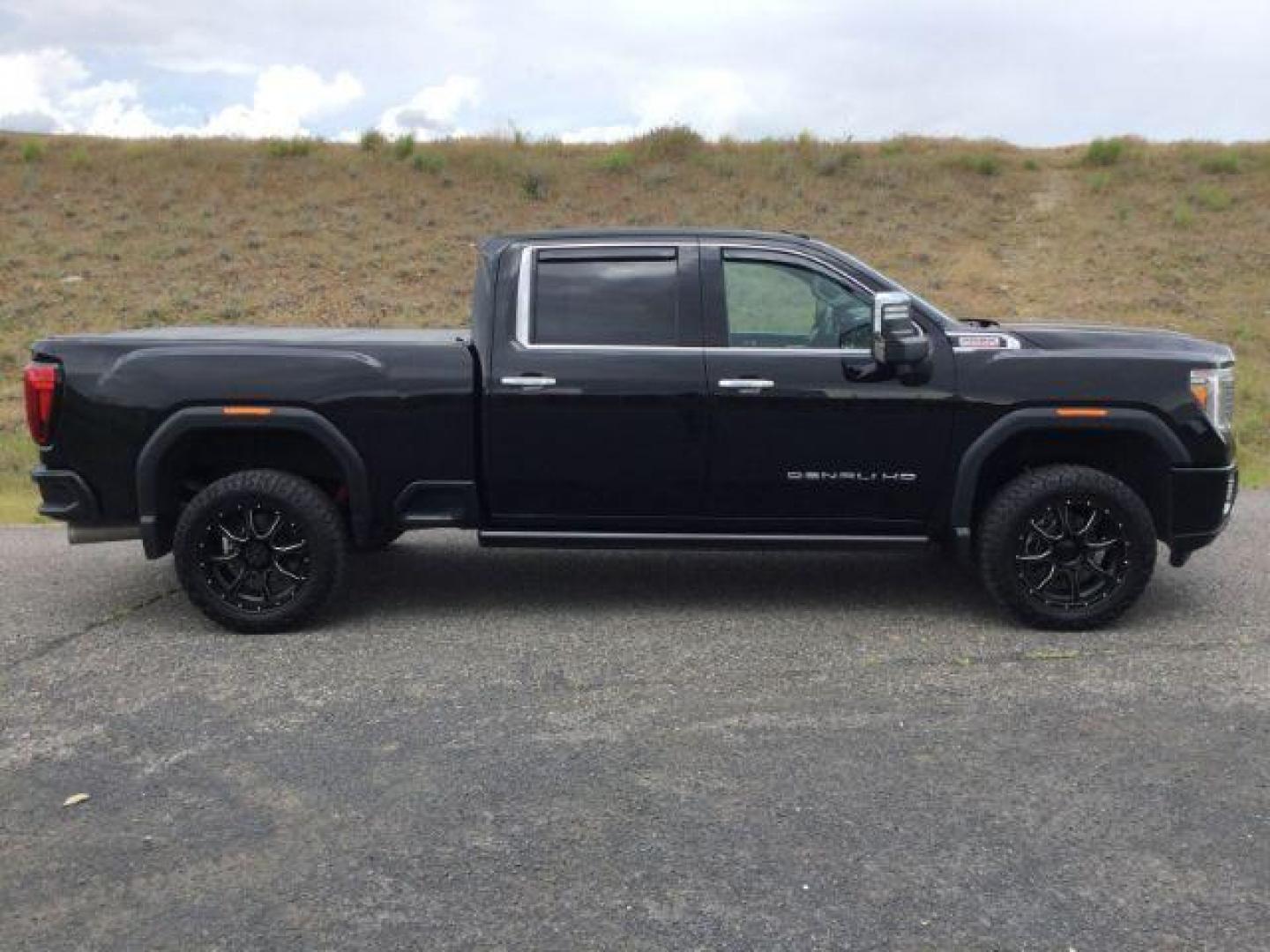 2021 Onyx Black /Jet Black GMC Sierra 3500HD Denali (1GT49WEY9MF) with an Duramax 6.6L V-8 diesel direct injection engine, 10-speed automatic transmission, located at 1801 Main Street, Lewiston, 83501, (208) 743-9371, 46.417065, -117.004799 - Photo#18