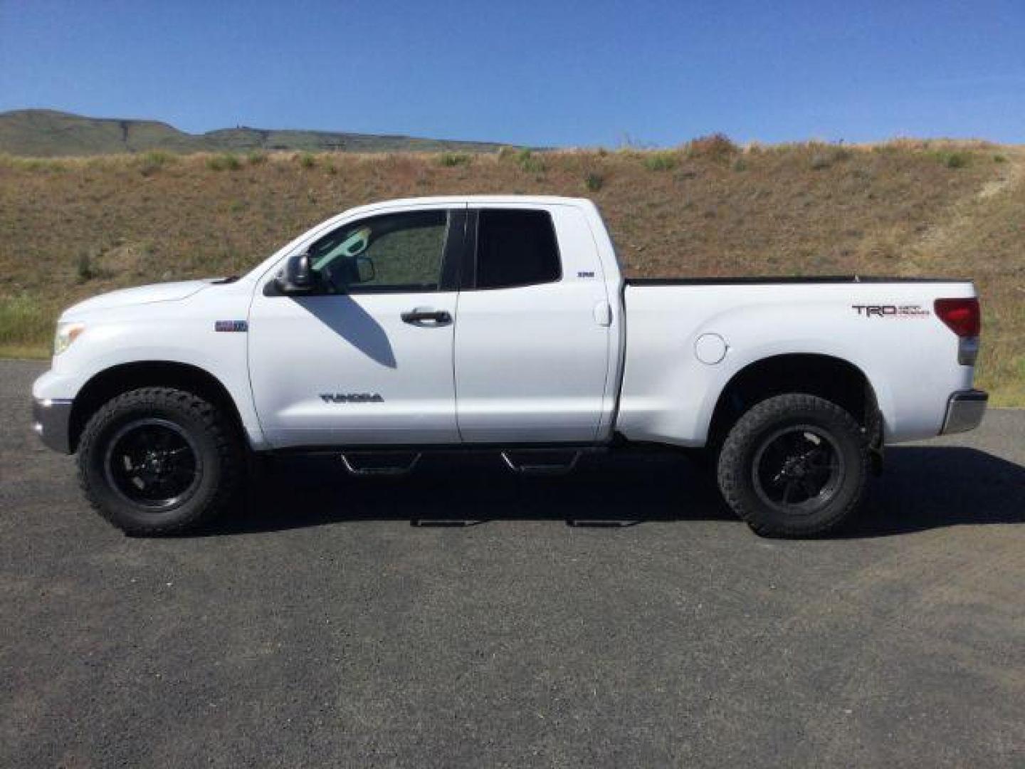 2007 Super White /Graphite Toyota Tundra SR5 5.7L V8 (5TFBV54197X) with an I-FORCE 5.7L V-8 DOHC engine, 6-Speed Automatic transmission, located at 1801 Main Street, Lewiston, 83501, (208) 743-9371, 46.417065, -117.004799 - Photo#2