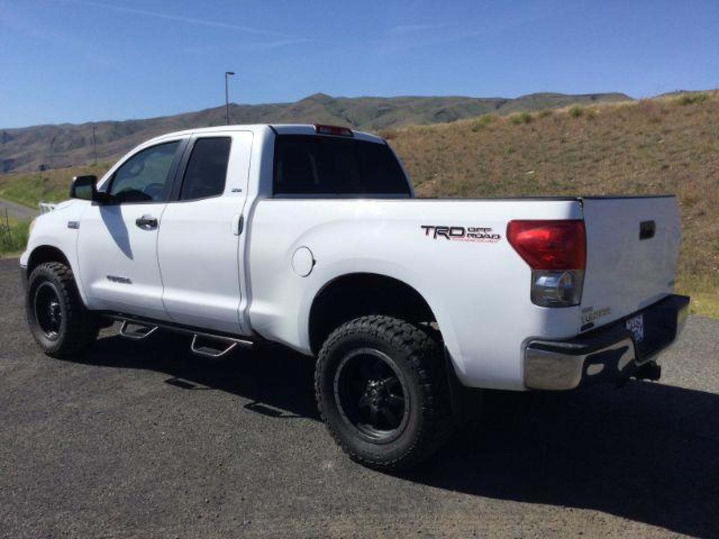 2007 Super White /Graphite Toyota Tundra SR5 5.7L V8 (5TFBV54197X) with an I-FORCE 5.7L V-8 DOHC engine, 6-Speed Automatic transmission, located at 1801 Main Street, Lewiston, 83501, (208) 743-9371, 46.417065, -117.004799 - Photo#6