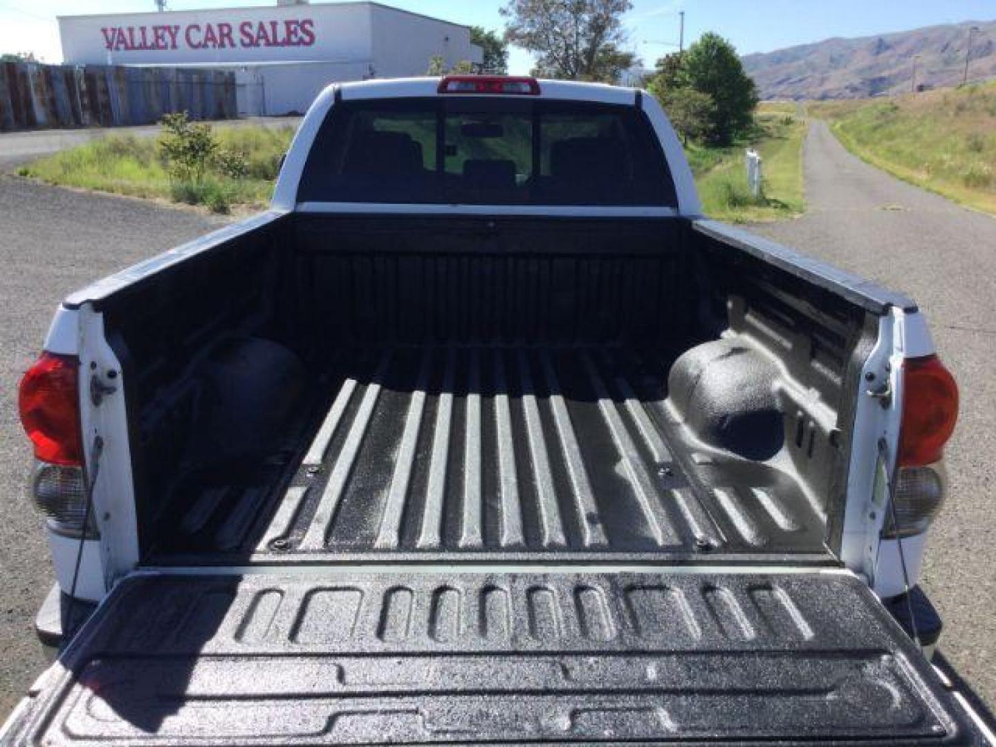 2007 Super White /Graphite Toyota Tundra SR5 5.7L V8 (5TFBV54197X) with an I-FORCE 5.7L V-8 DOHC engine, 6-Speed Automatic transmission, located at 1801 Main Street, Lewiston, 83501, (208) 743-9371, 46.417065, -117.004799 - Photo#8