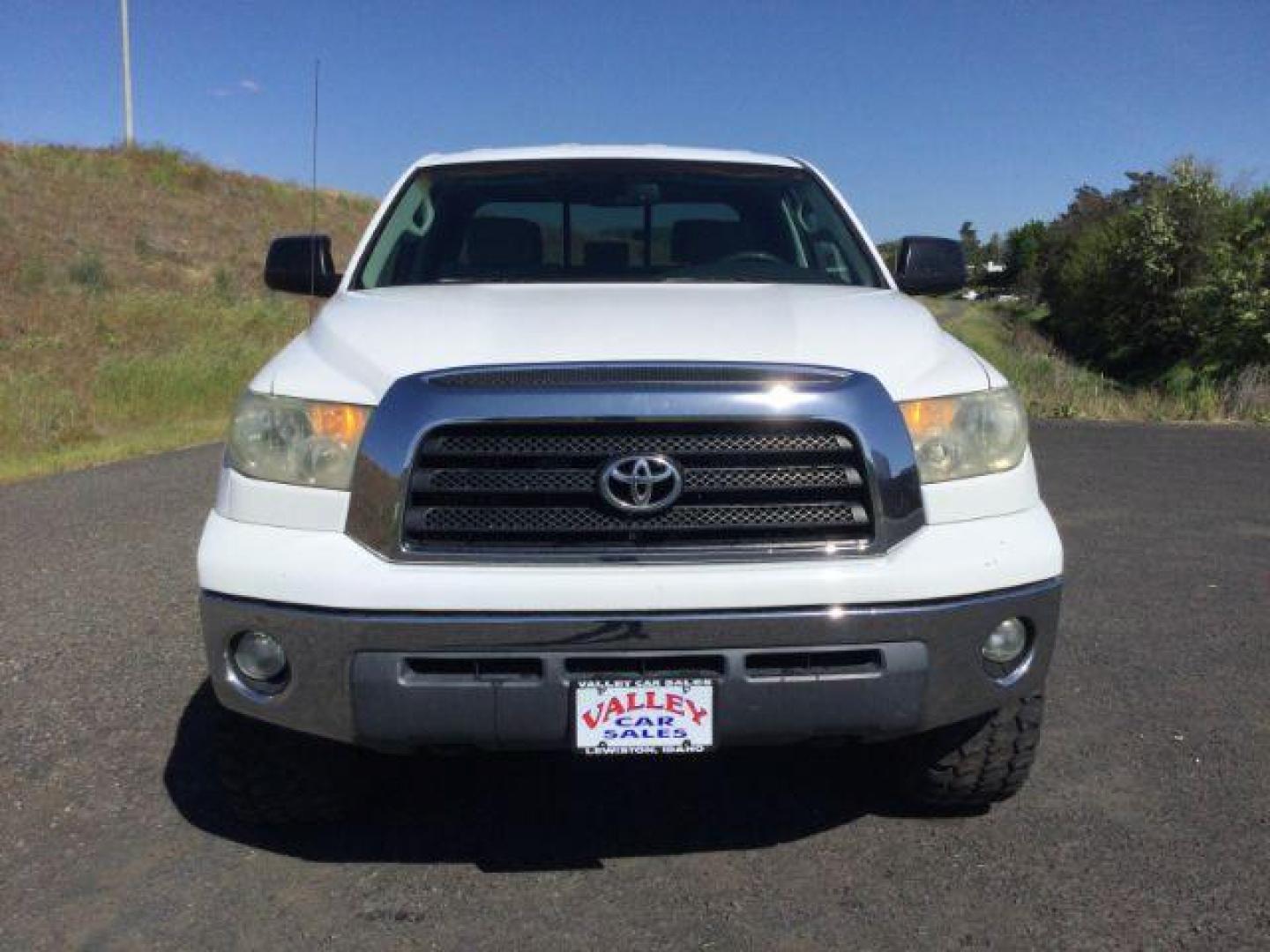 2007 Super White /Graphite Toyota Tundra SR5 5.7L V8 (5TFBV54197X) with an I-FORCE 5.7L V-8 DOHC engine, 6-Speed Automatic transmission, located at 1801 Main Street, Lewiston, 83501, (208) 743-9371, 46.417065, -117.004799 - Photo#11