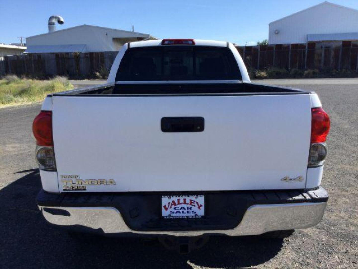 2007 Super White /Graphite Toyota Tundra SR5 5.7L V8 (5TFBV54197X) with an I-FORCE 5.7L V-8 DOHC engine, 6-Speed Automatic transmission, located at 1801 Main Street, Lewiston, 83501, (208) 743-9371, 46.417065, -117.004799 - Photo#14