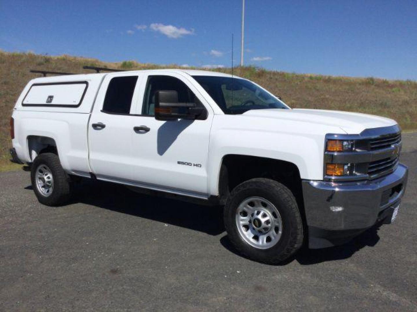 2018 Summit White /GRAY CLOTH Chevrolet Silverado 2500HD Double Cab LT 4x4 (1GC2KUEG0JZ) with an Vortec 6L V-8 variable valve control engine, 6-Speed Automatic transmission, located at 1801 Main Street, Lewiston, 83501, (208) 743-9371, 46.417065, -117.004799 - Photo#1